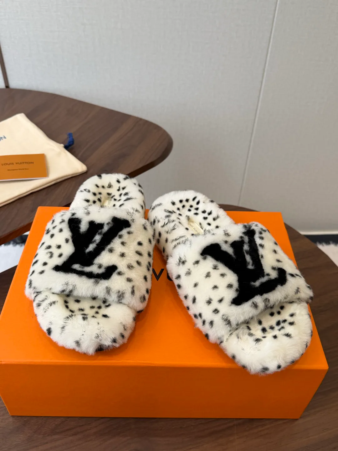 Тапочки Женские Louis Vuitton 18182965