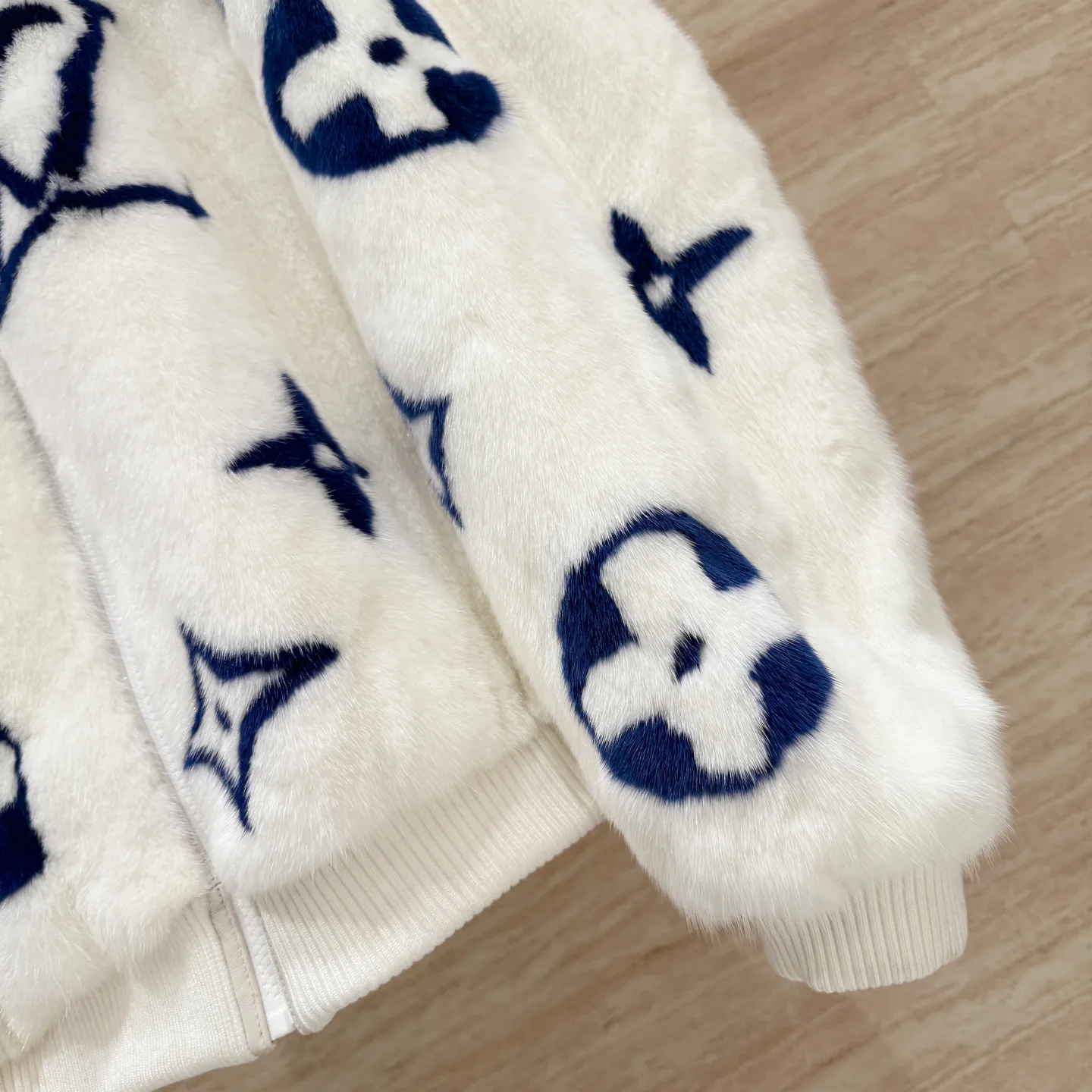 Куртки И Пуховики Женские Louis Vuitton 1061370