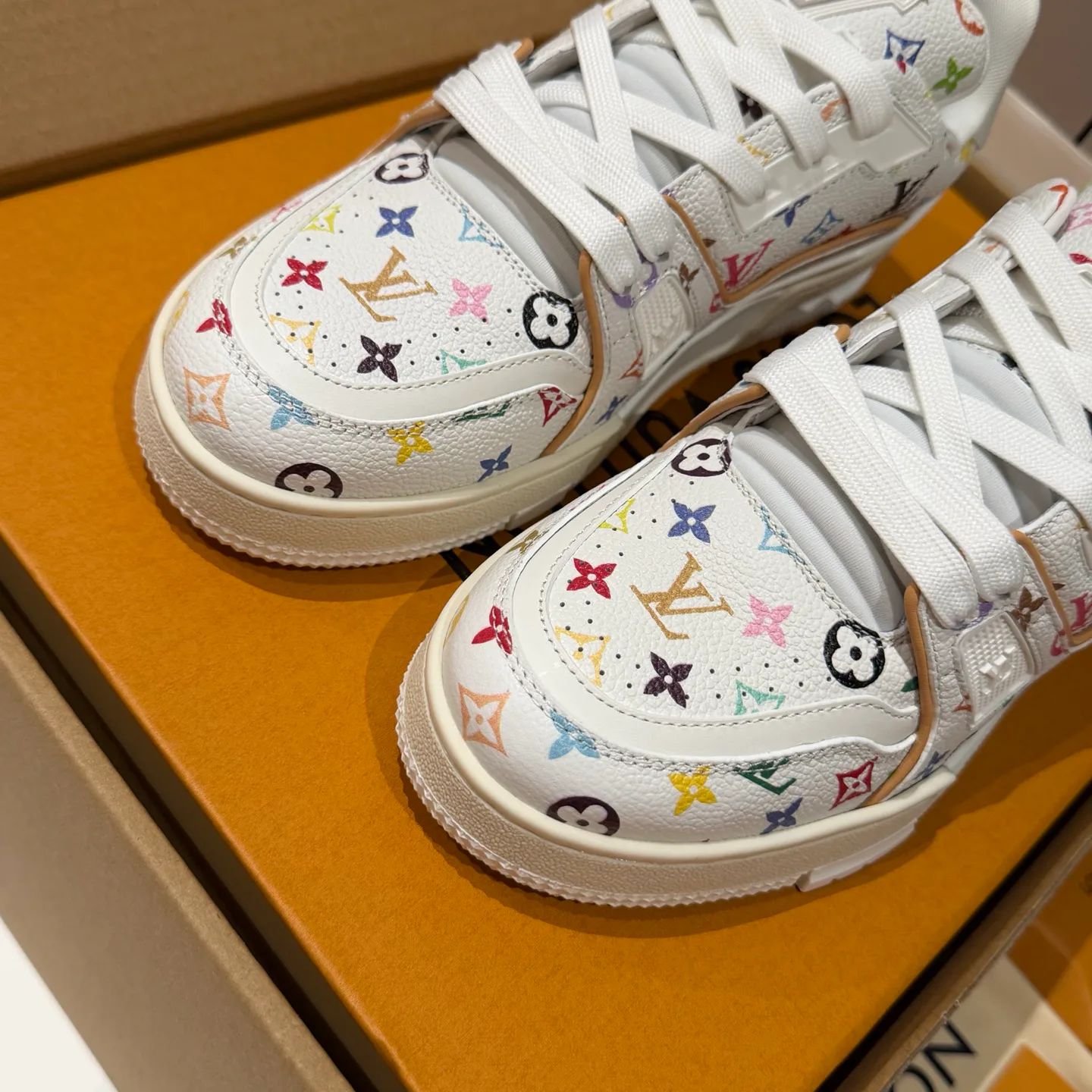 Кроссовки Женские Louis Vuitton 18121549