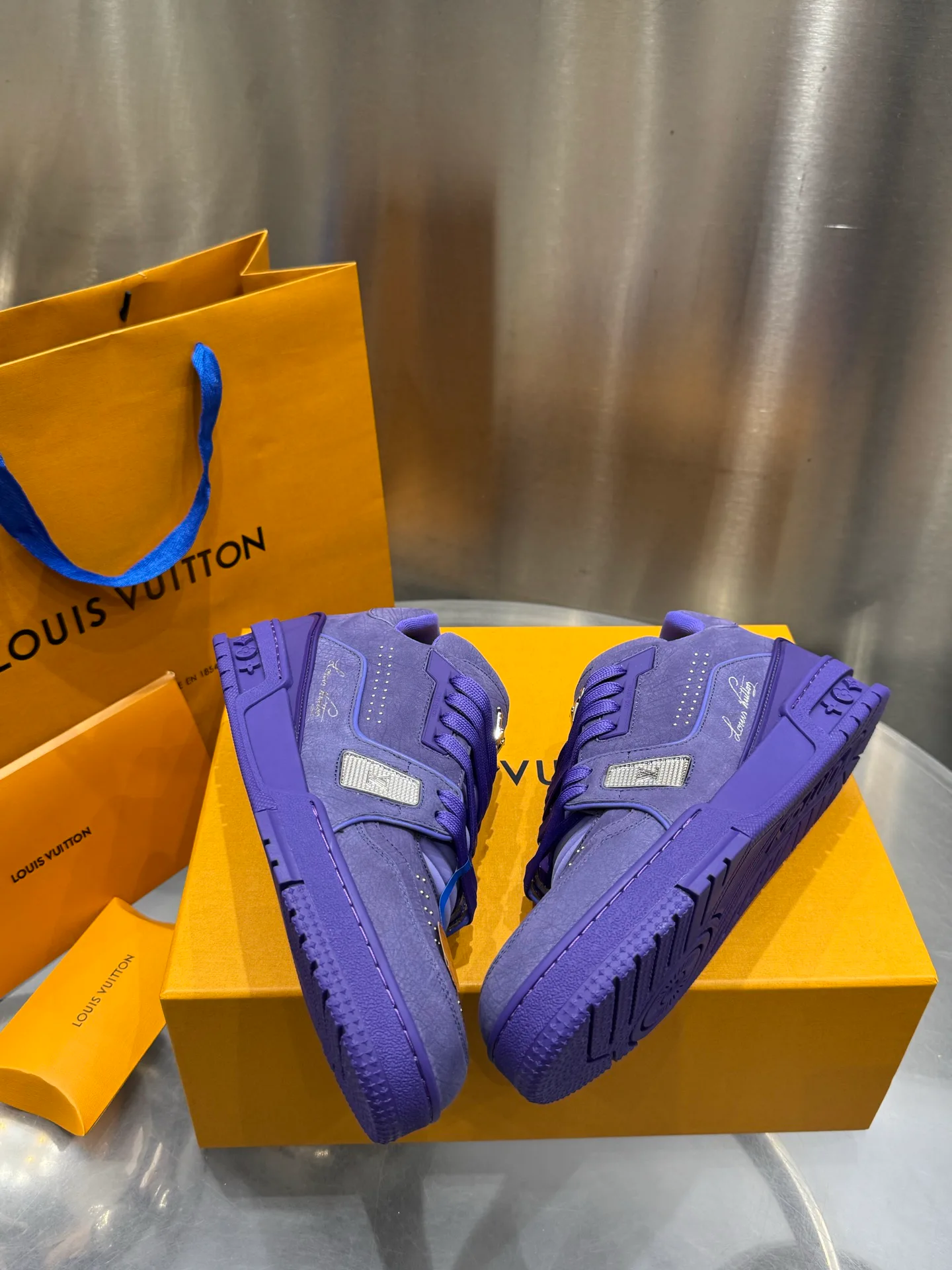 Кроссовки Мужские Louis Vuitton 19073351