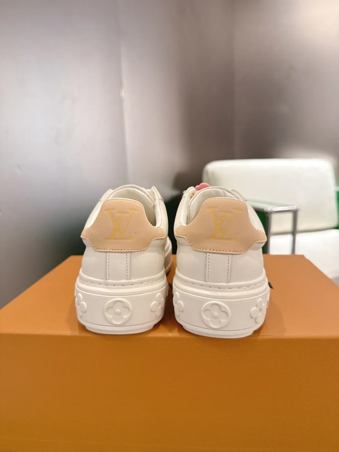 Кроссовки Женские Louis Vuitton 18677708