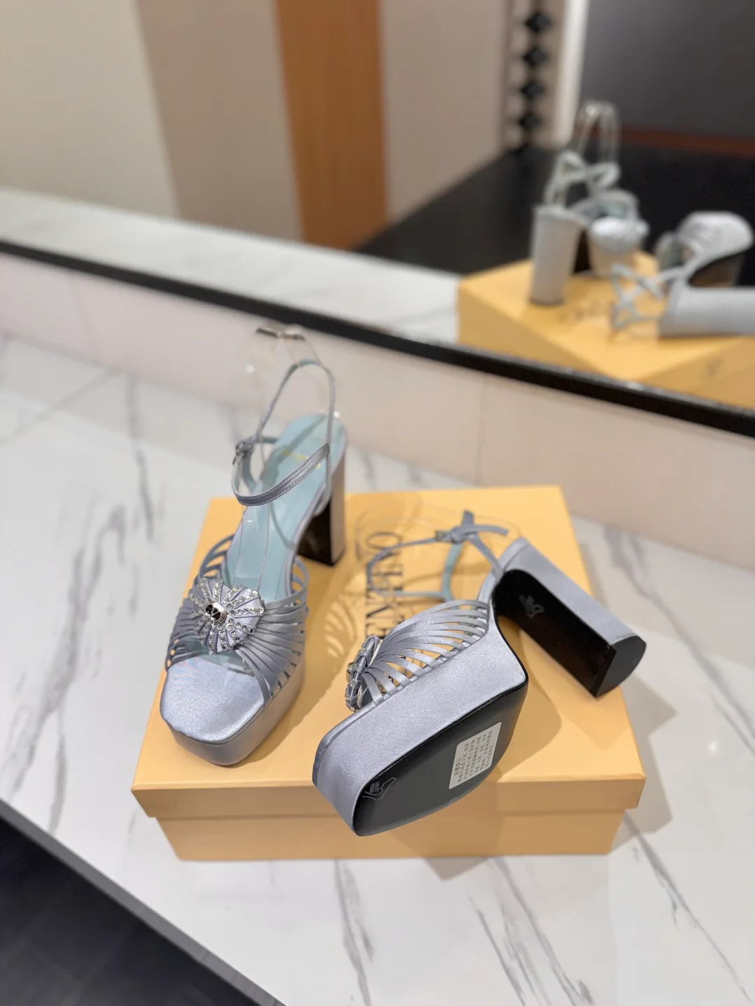 Босоножки Женские Valentino 18134892