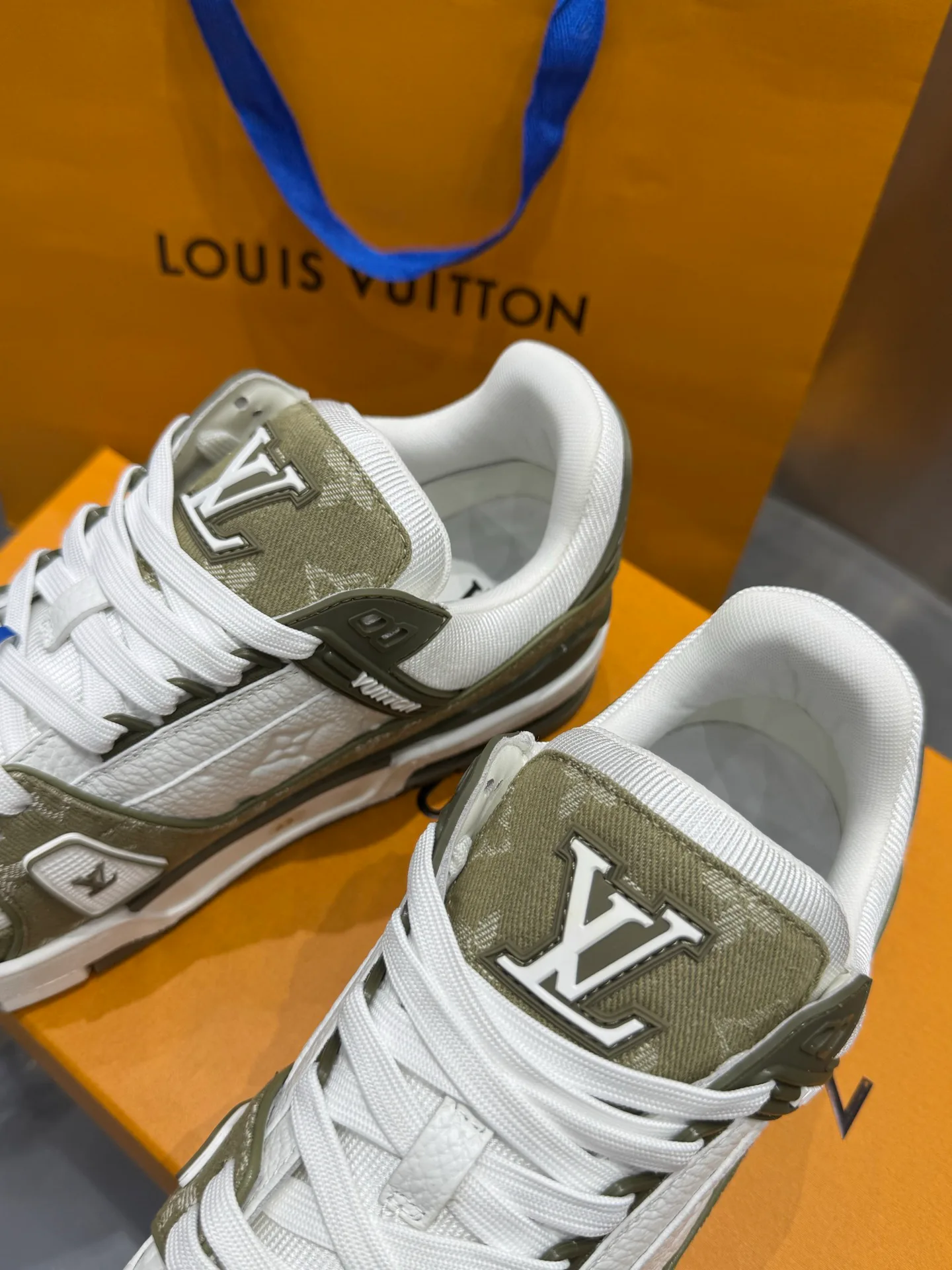Кроссовки Женские Louis Vuitton 19073345