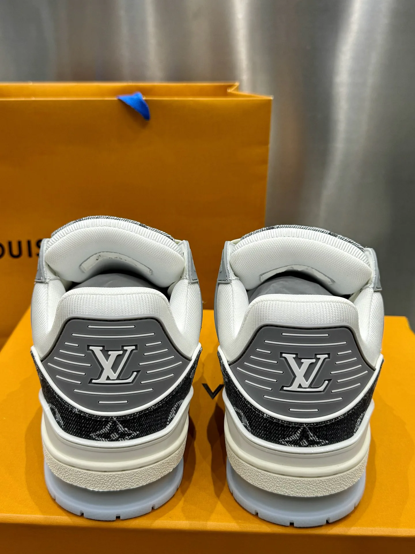 Кроссовки Женские Louis Vuitton 19073357
