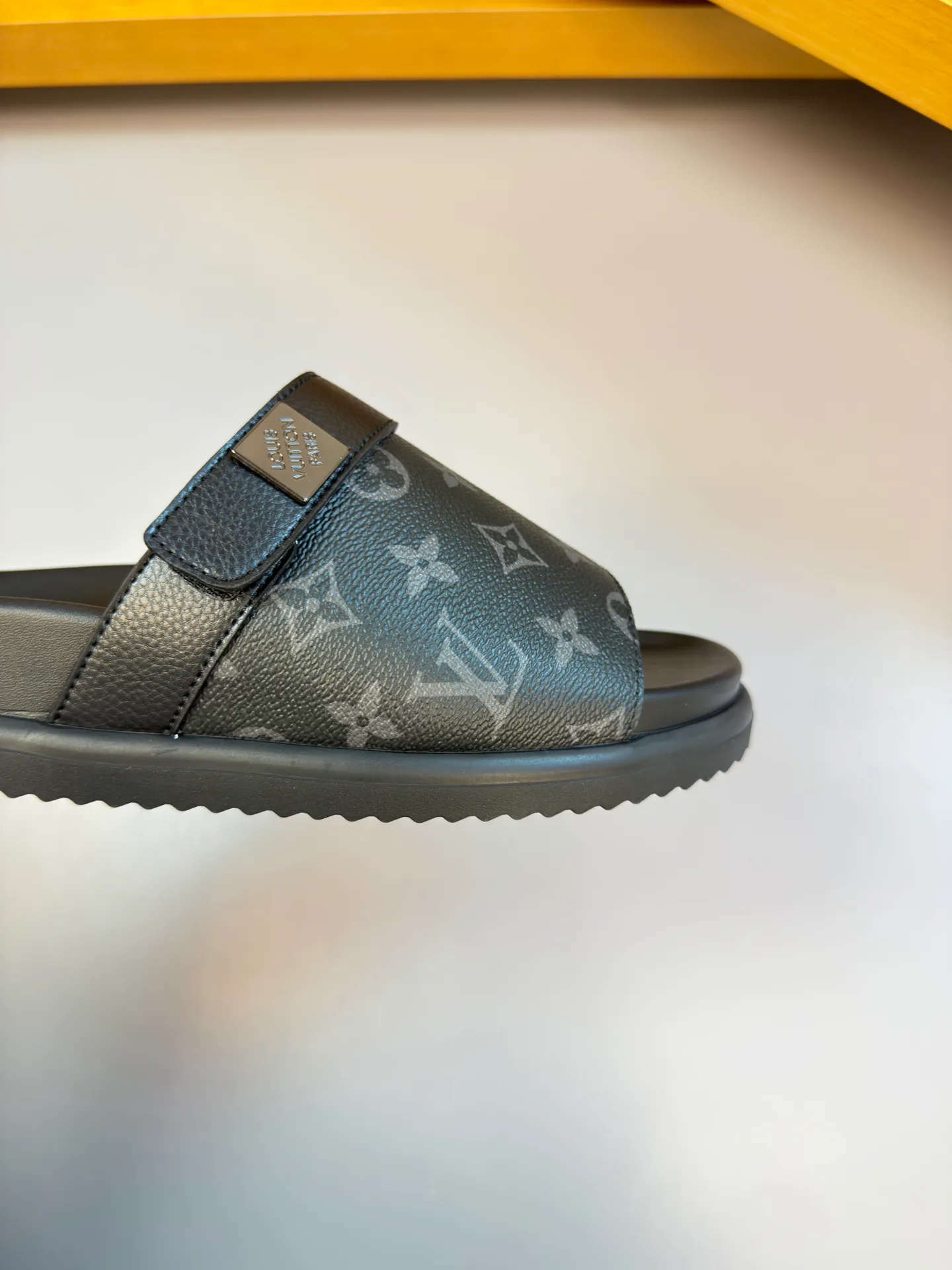 Шлепанцы Женские Louis Vuitton 11745534