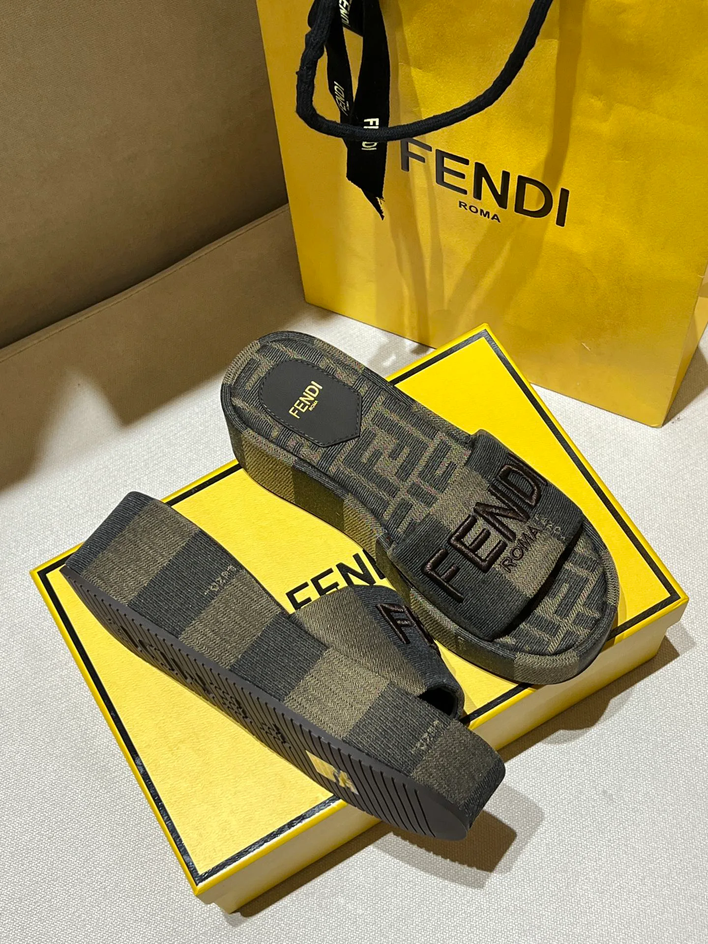 Шлепанцы Женские Fendi 8662