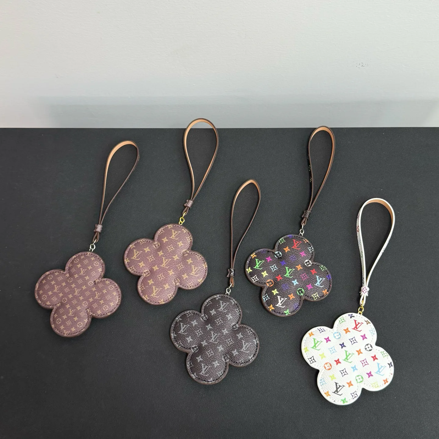 Брелки Louis Vuitton Брелки Louis Vuitton