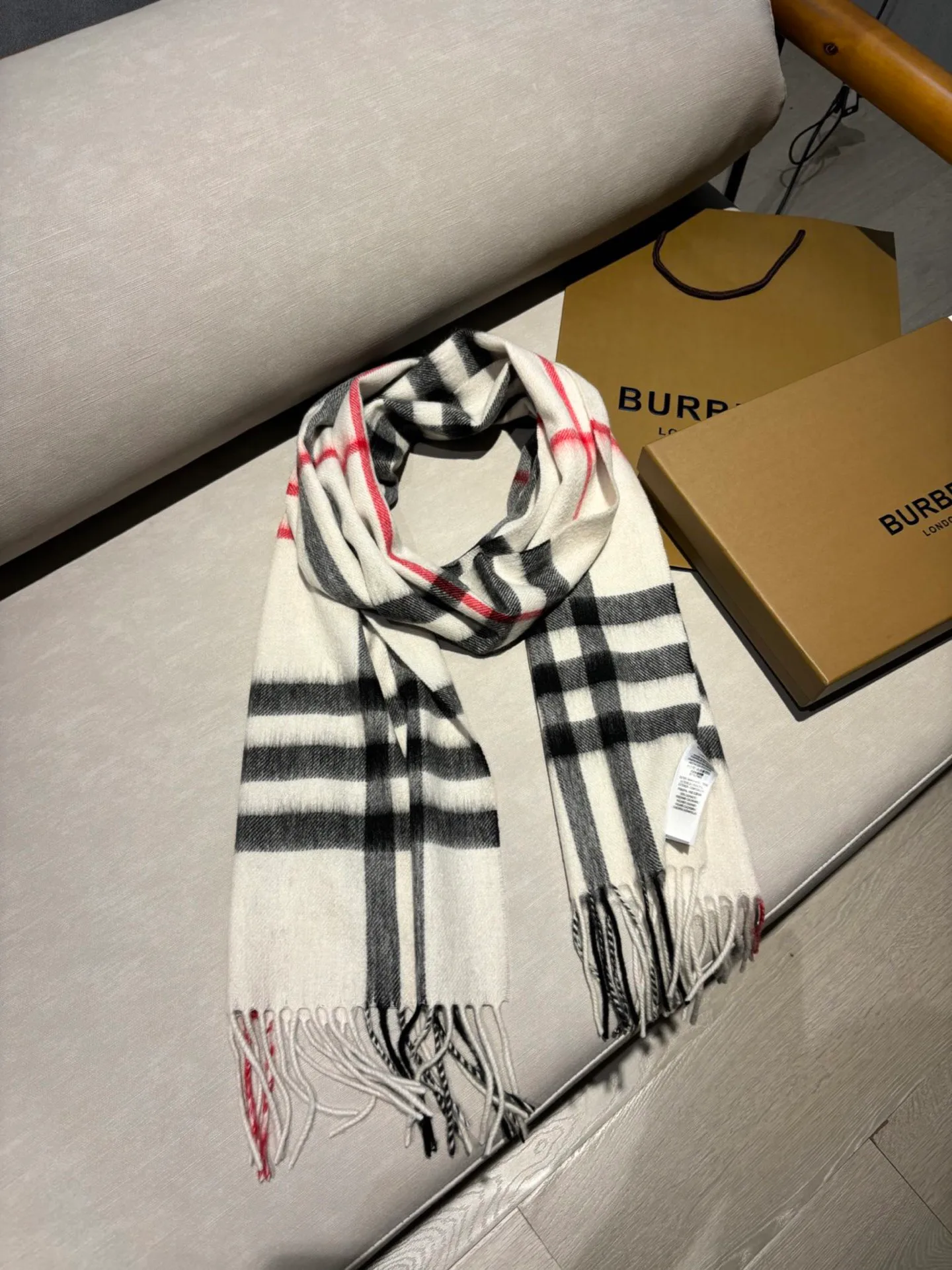Шарфы Burberry 18507481