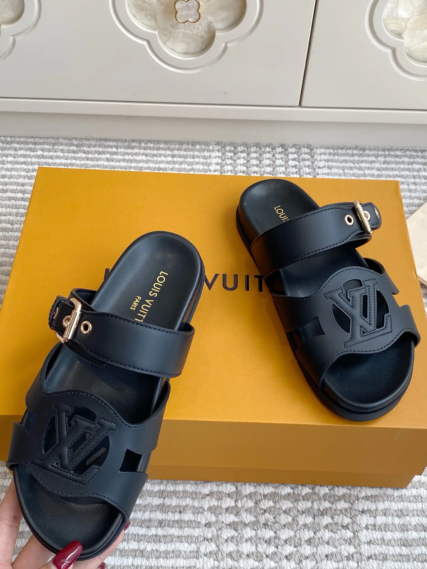 Шлепанцы Женские Louis Vuitton 17572158
