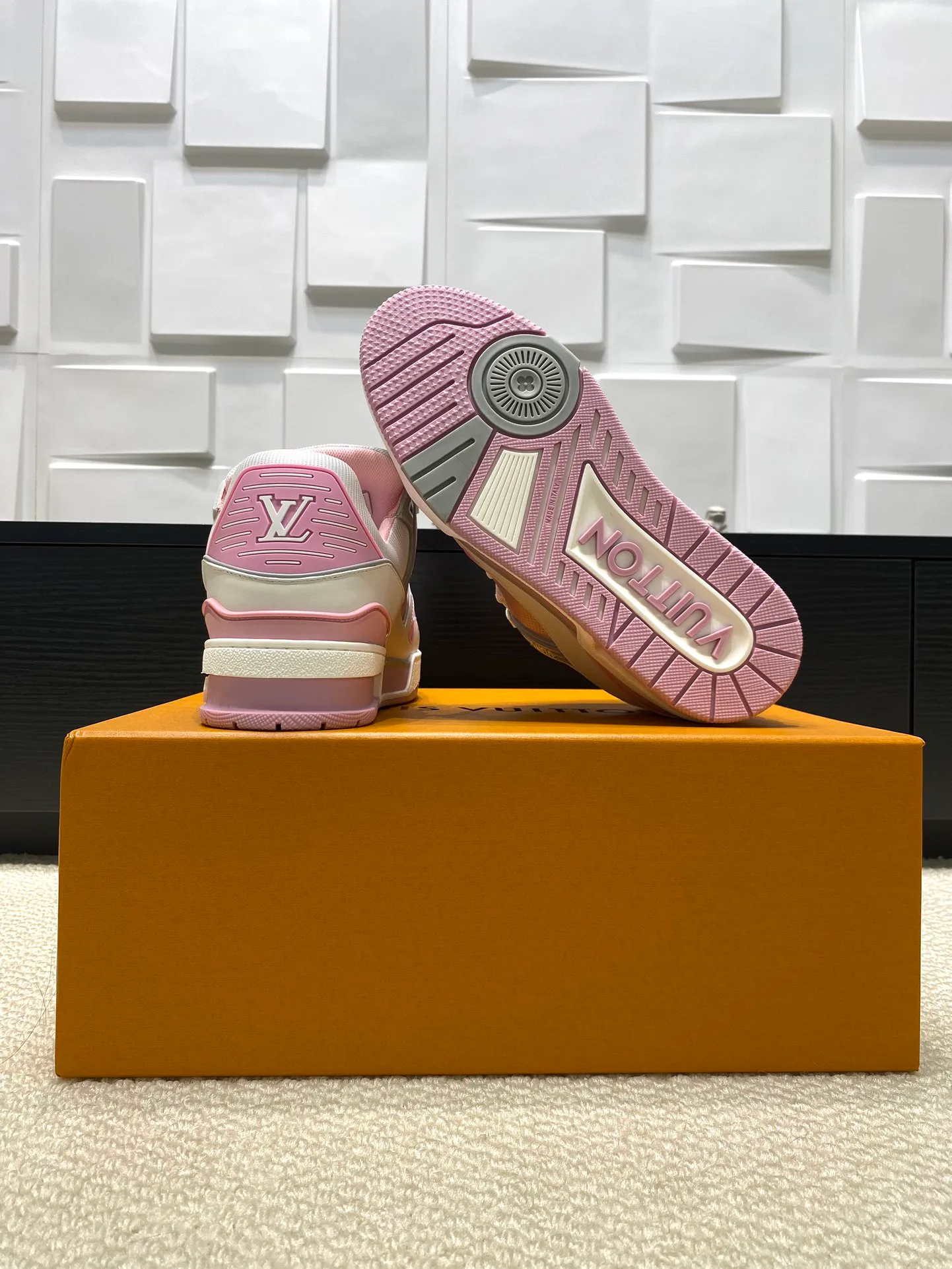 Кроссовки Женские Louis Vuitton 111500