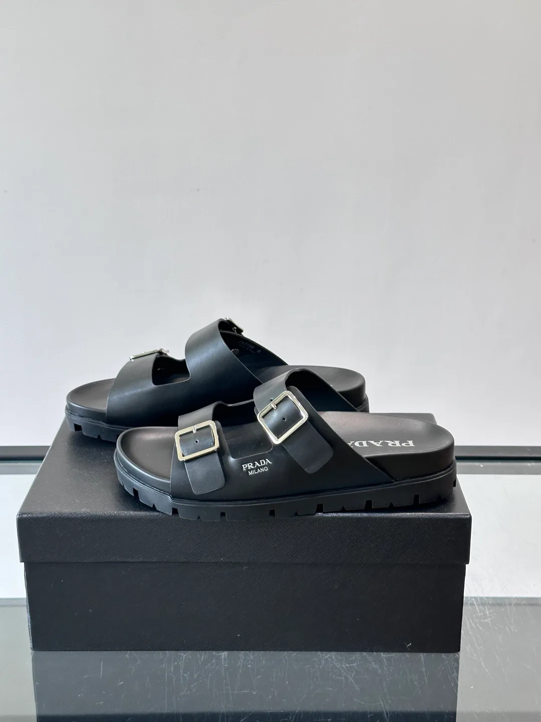 Шлепанцы Женские Prada 17689200