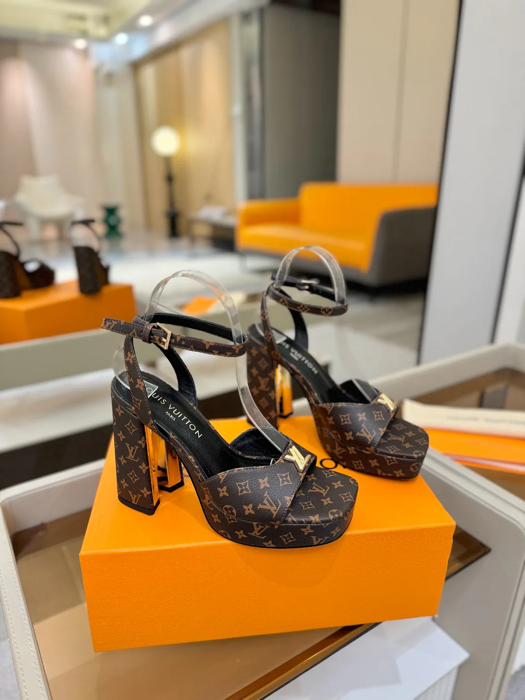 Босоножки Женские Louis Vuitton 10910170