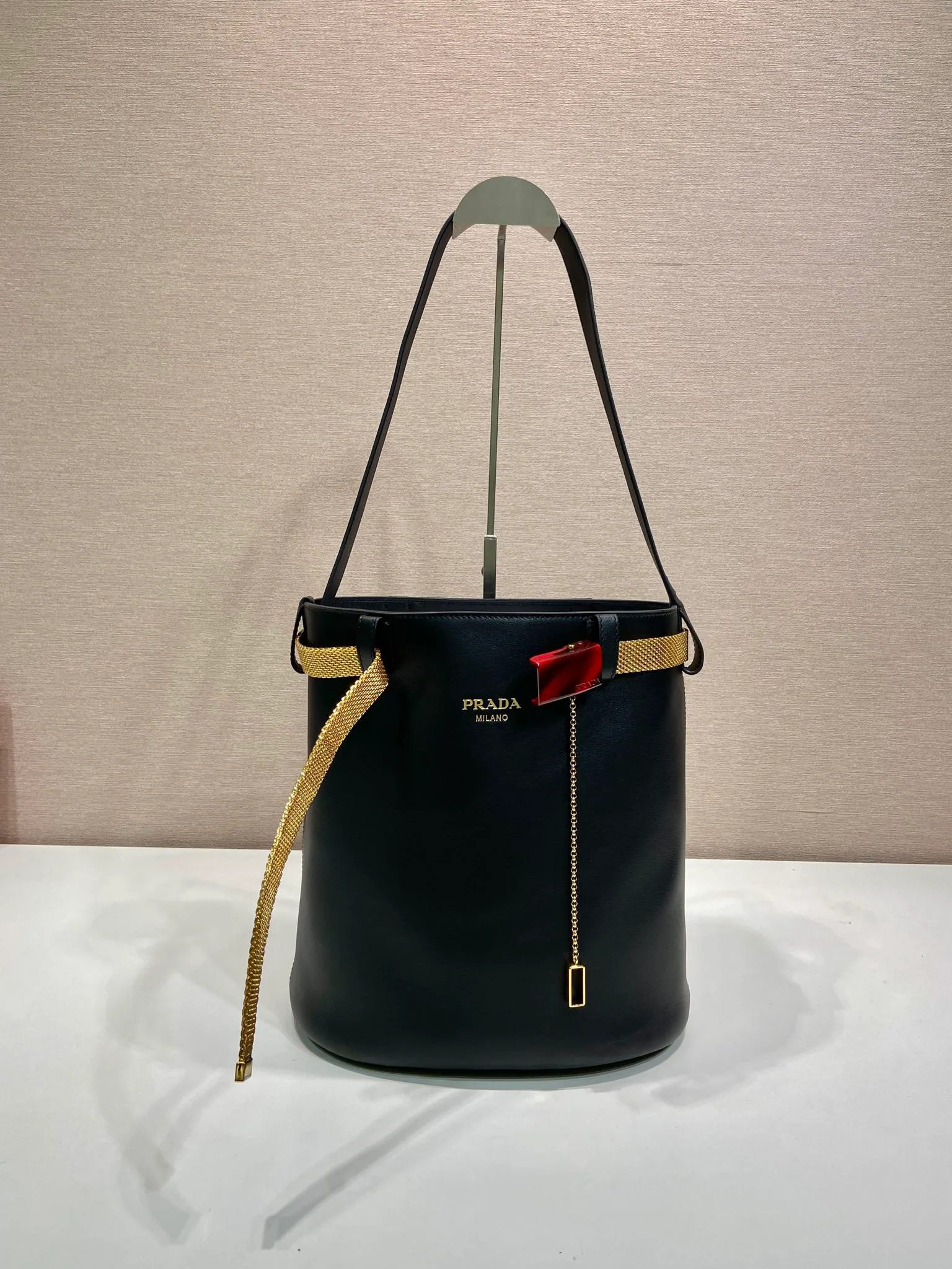 Классические Сумки Женские Prada 11886379