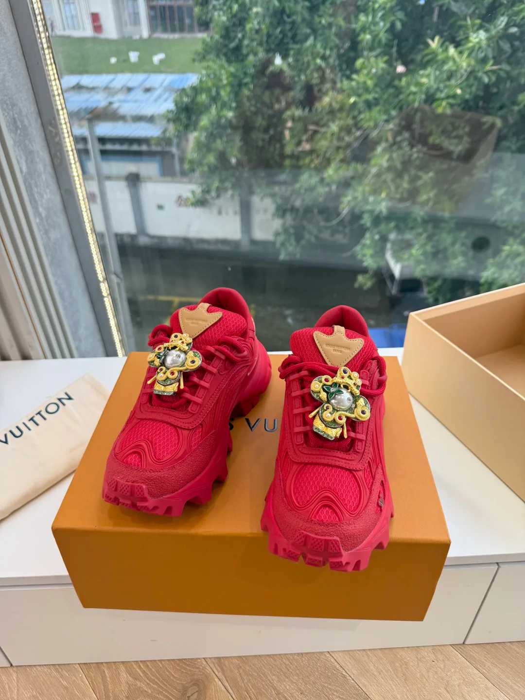 Кроссовки Женские Louis Vuitton 18053494