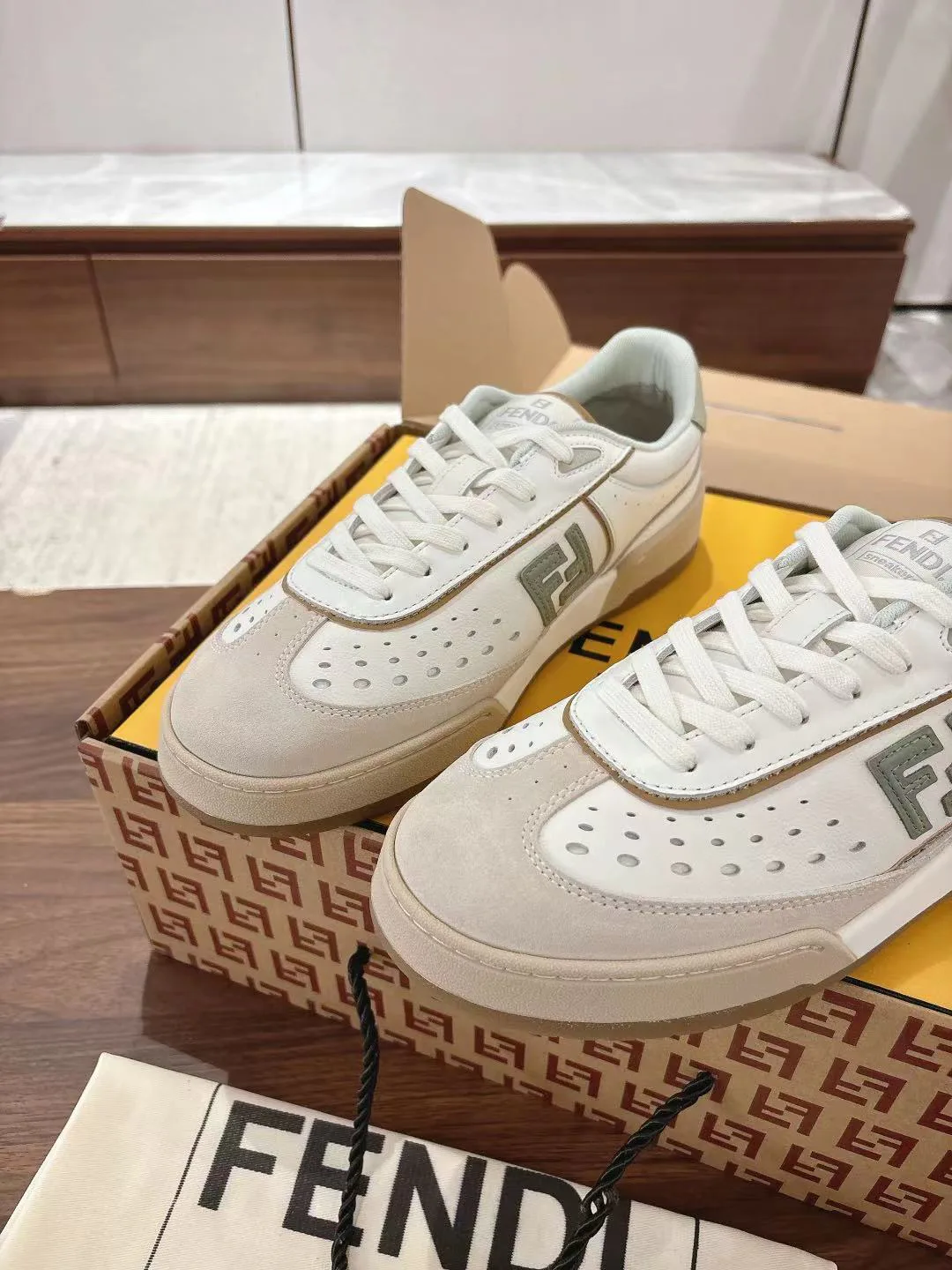 Кроссовки Женские Fendi 18219519