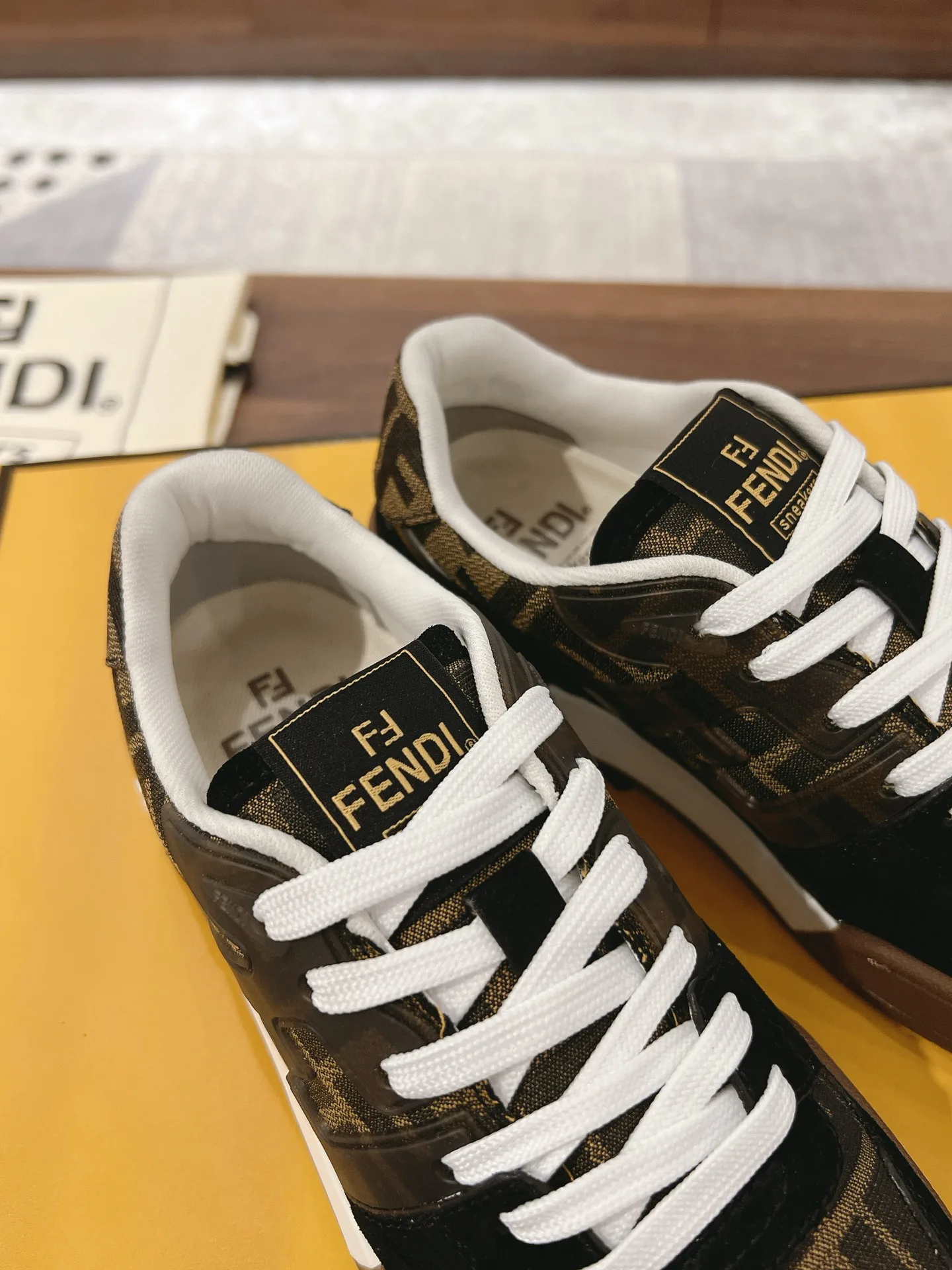 Кроссовки Женские Fendi 18219605