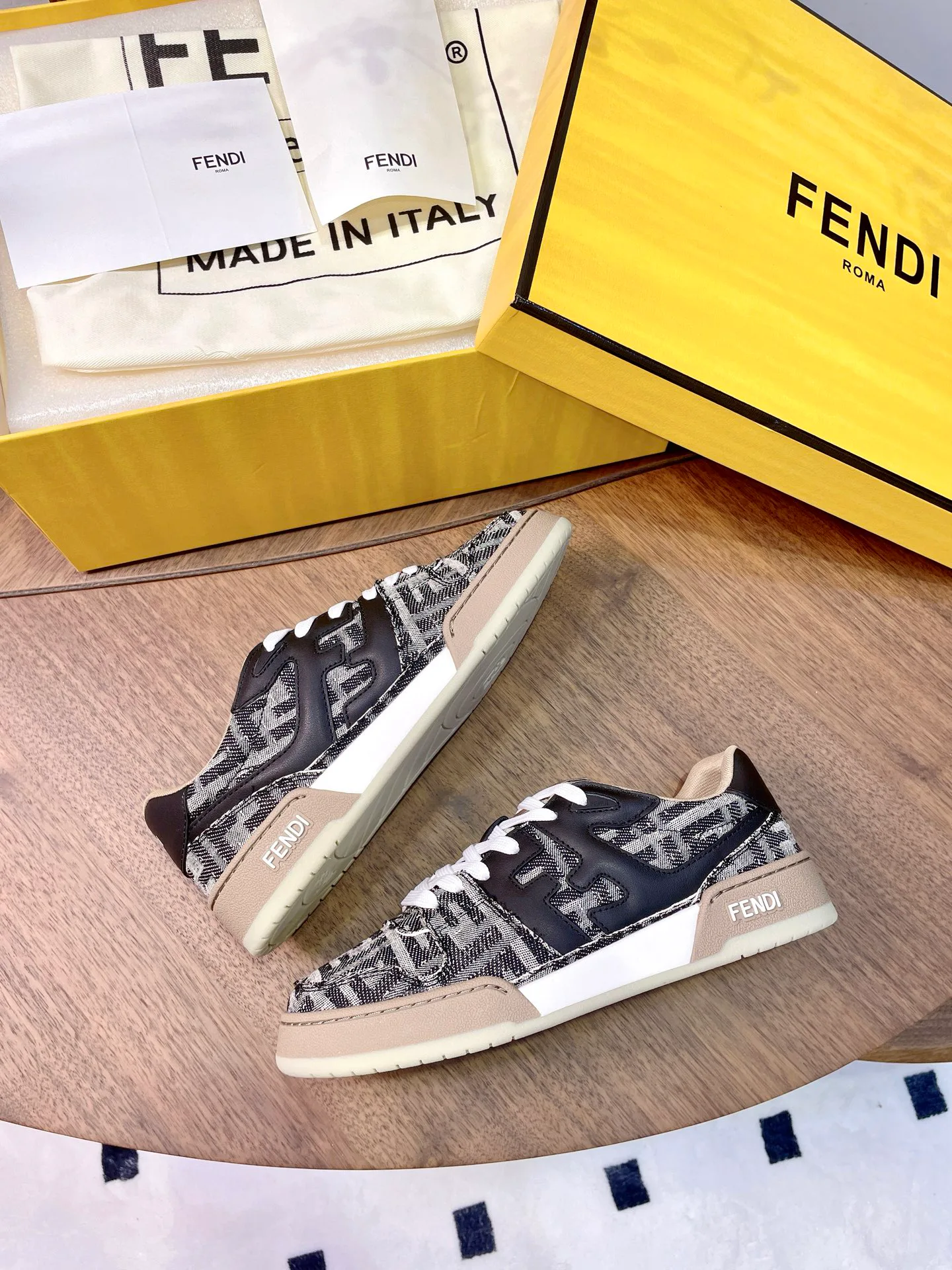 Кроссовки Женские Fendi 17957355