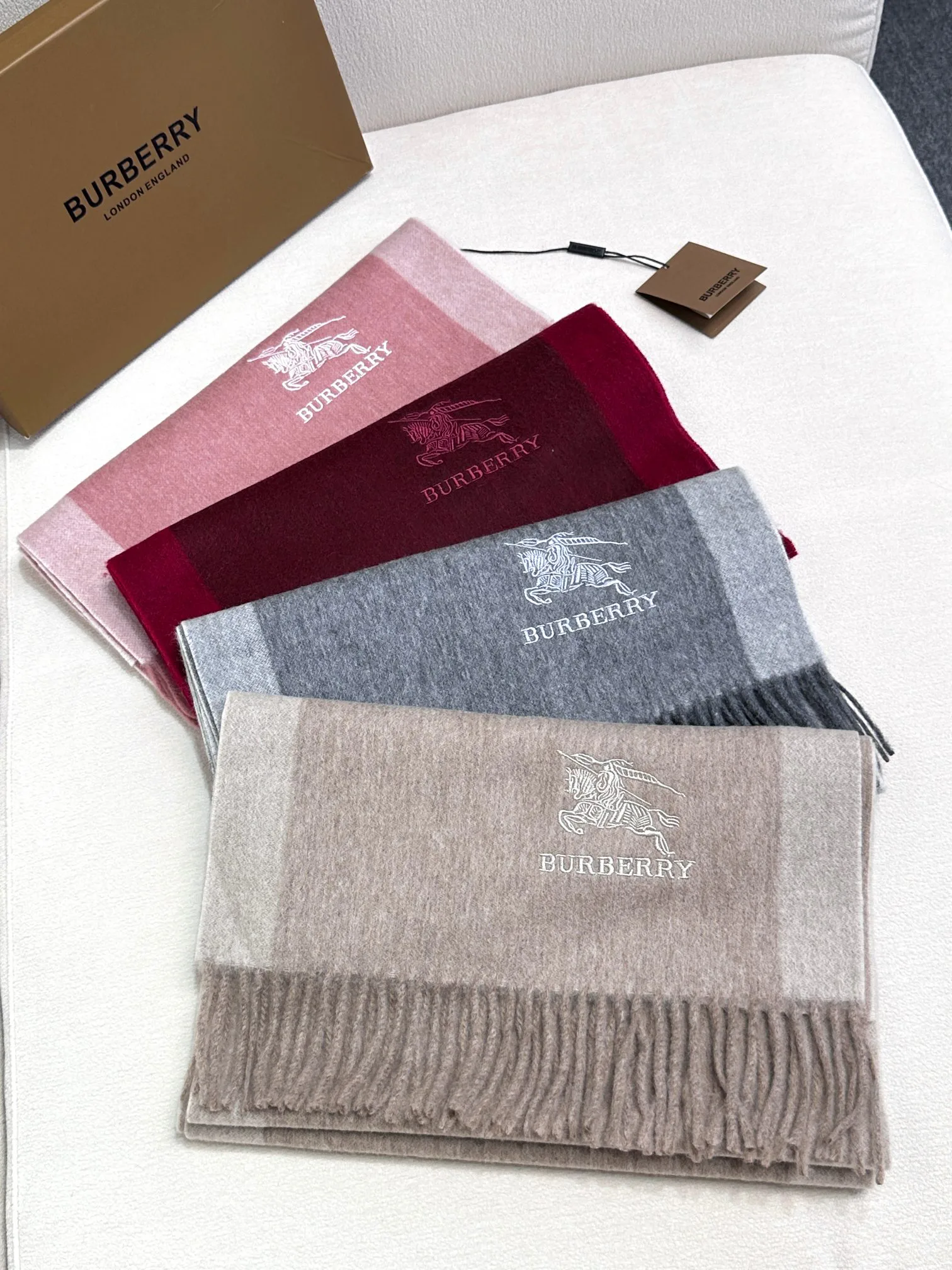 Шарфы Burberry 18322260