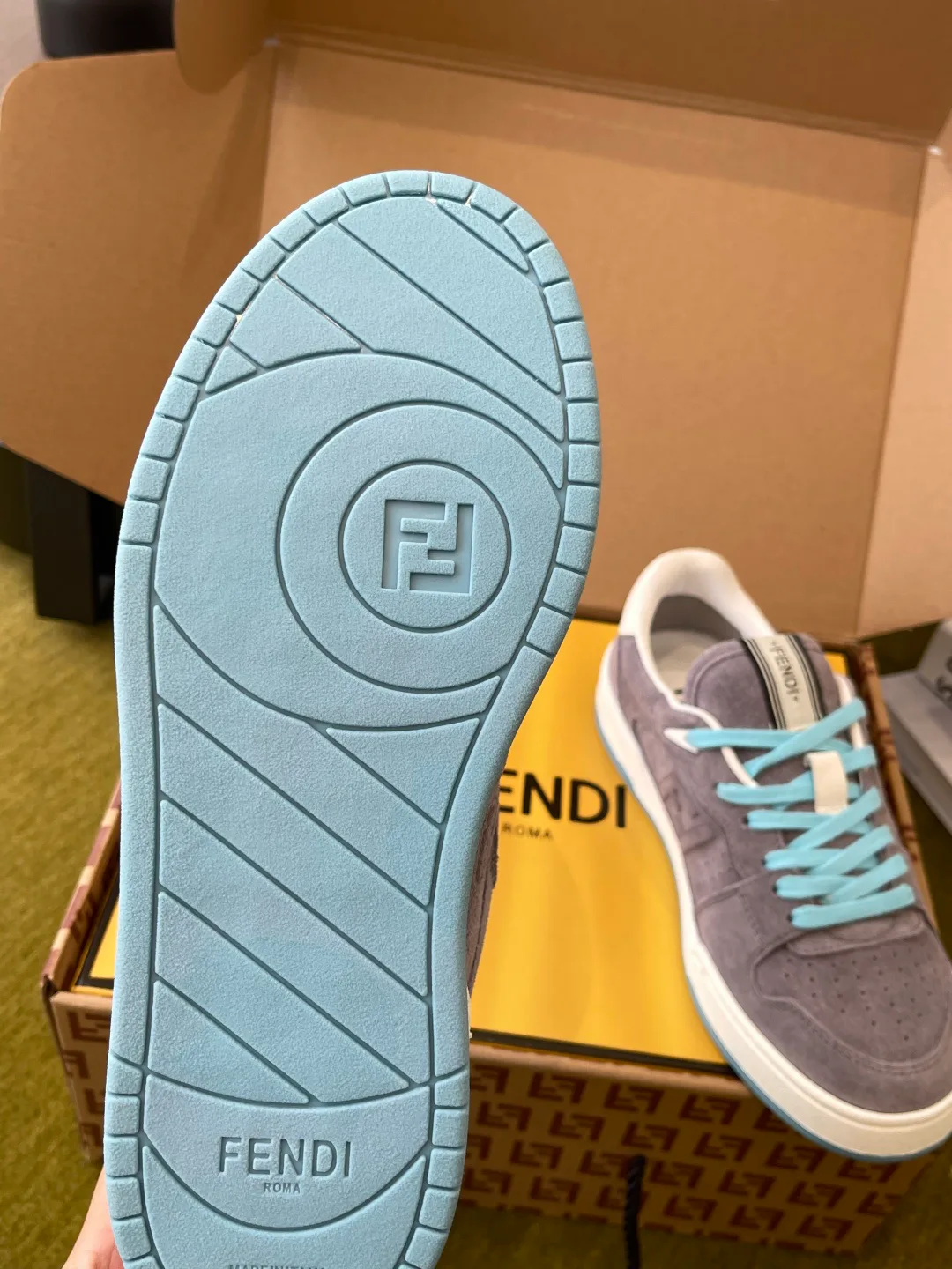 Кроссовки Женские Fendi 18737571