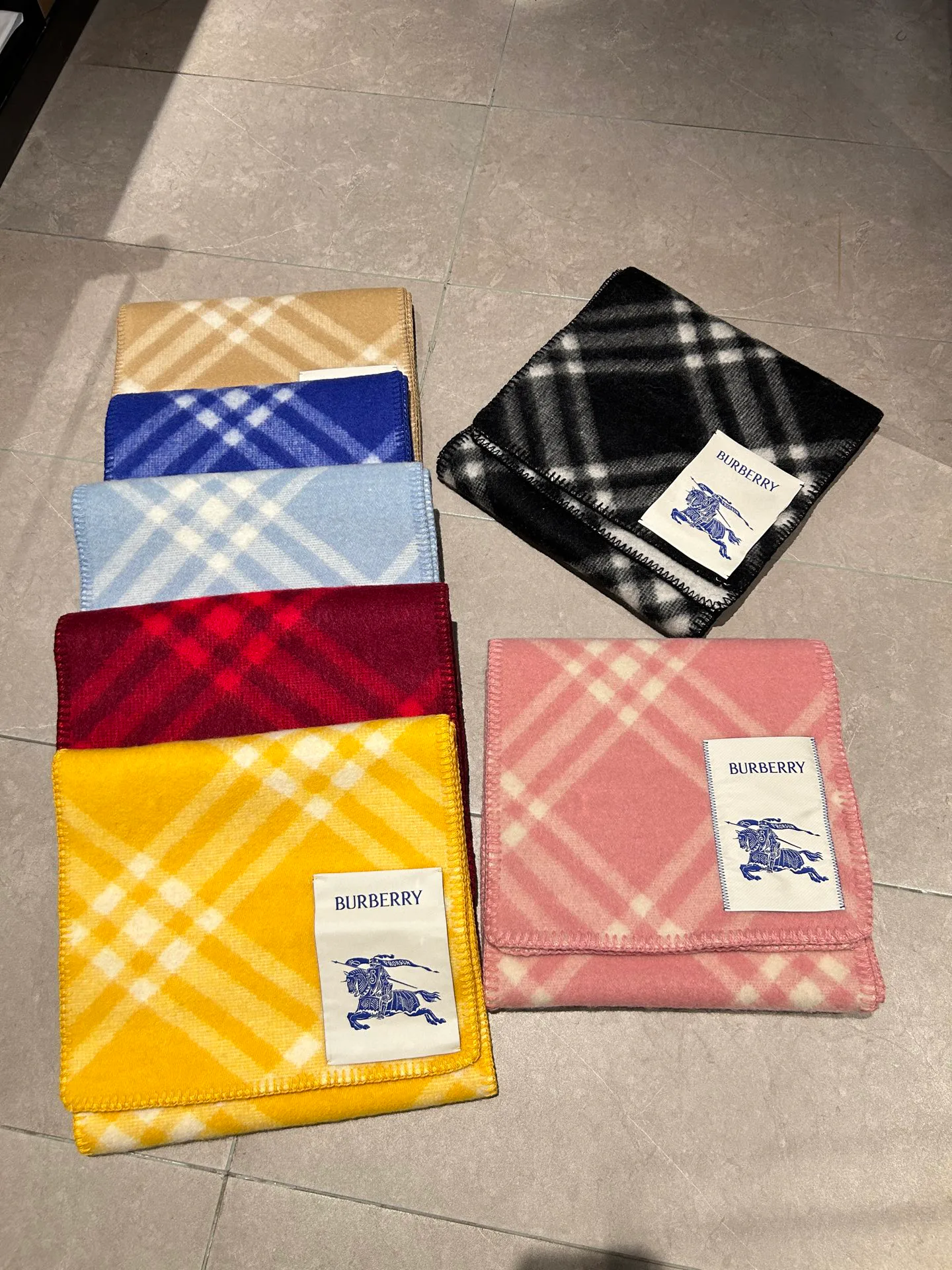 Шарфы Burberry 18507371