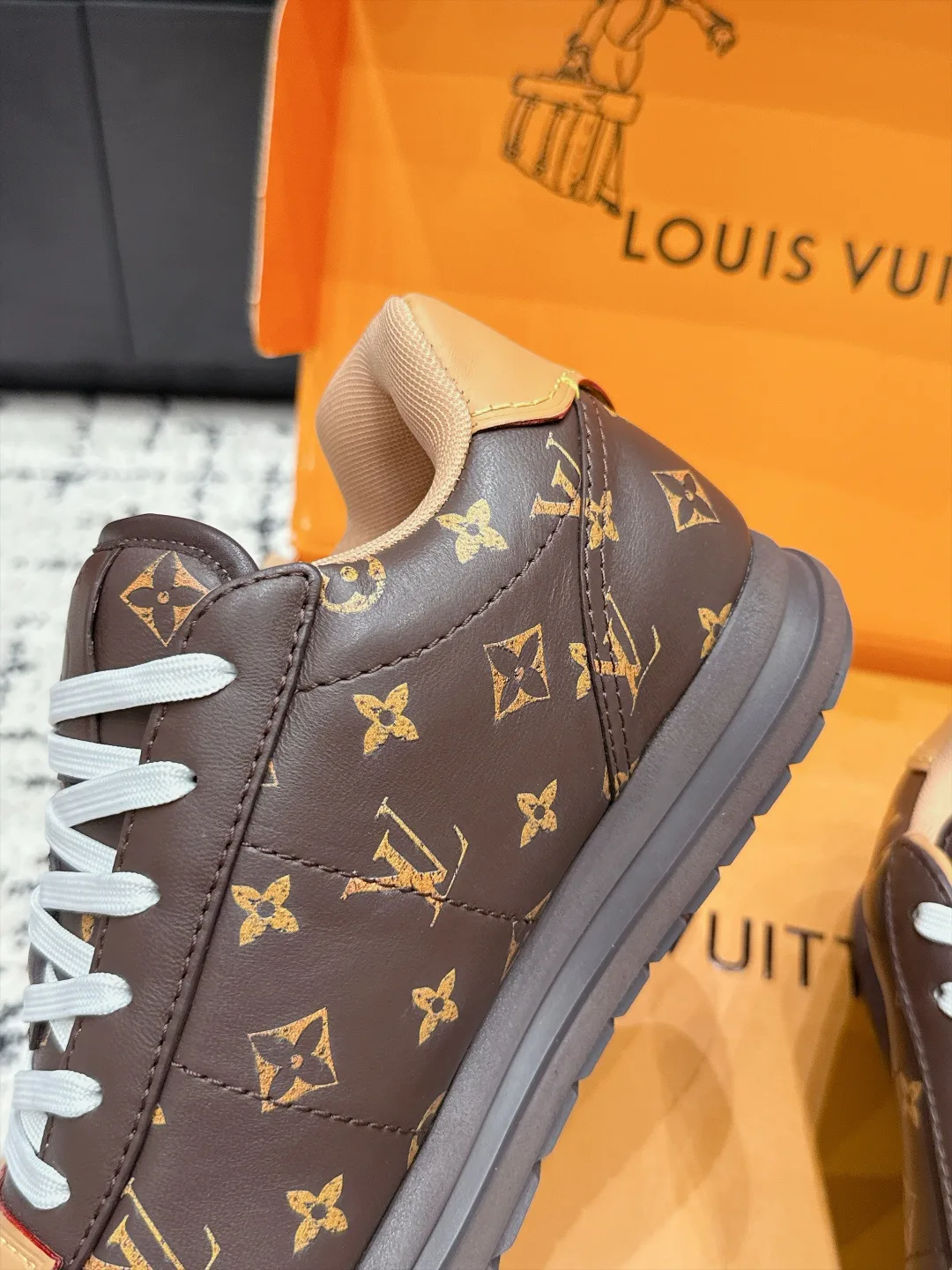 Кроссовки Женские Louis Vuitton 18406470
