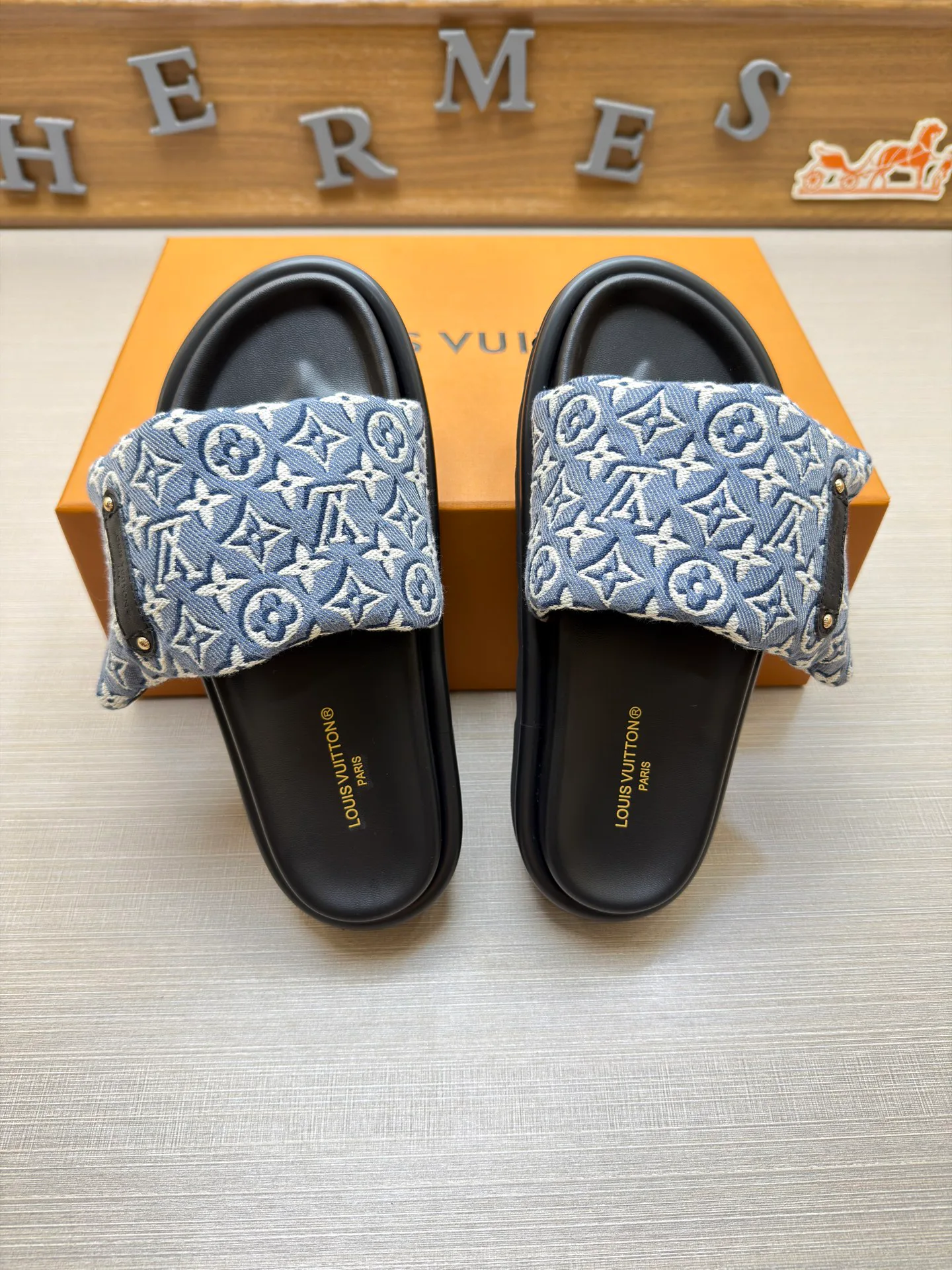 Шлепанцы Женские Louis Vuitton 18011824