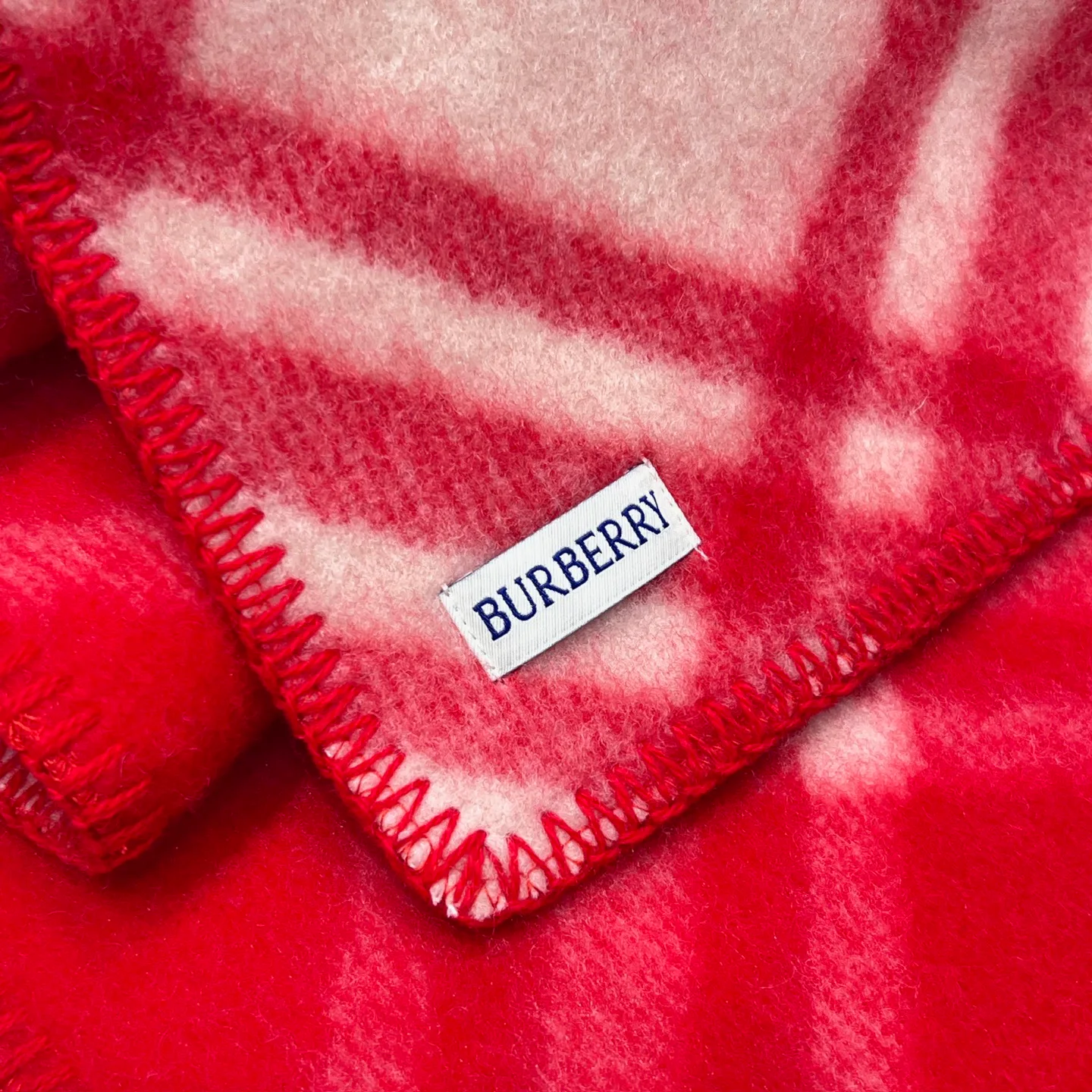 Шарфы Burberry 17945203