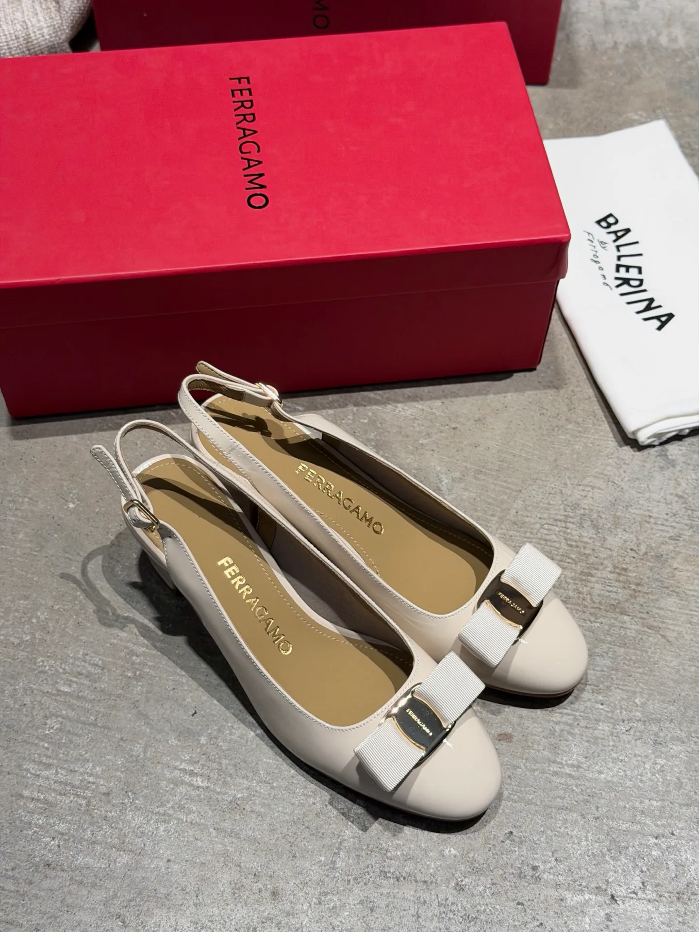 Туфли Женские Salvatore Ferragamo 17642597