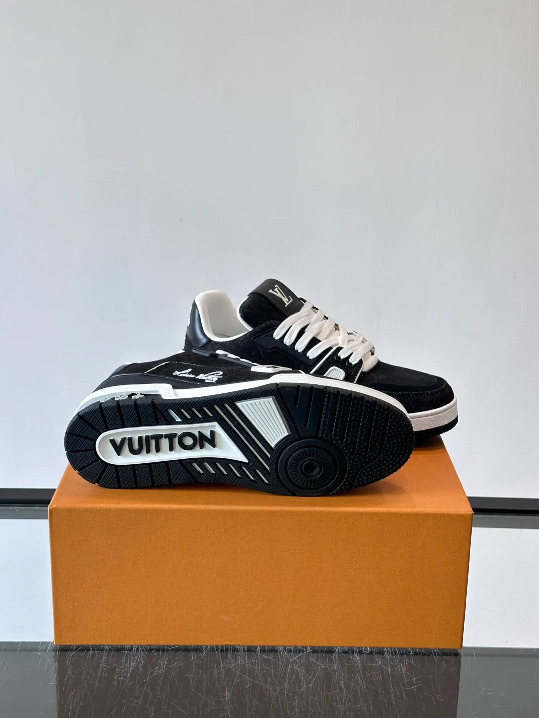 Кроссовки Женские Louis Vuitton 18297327