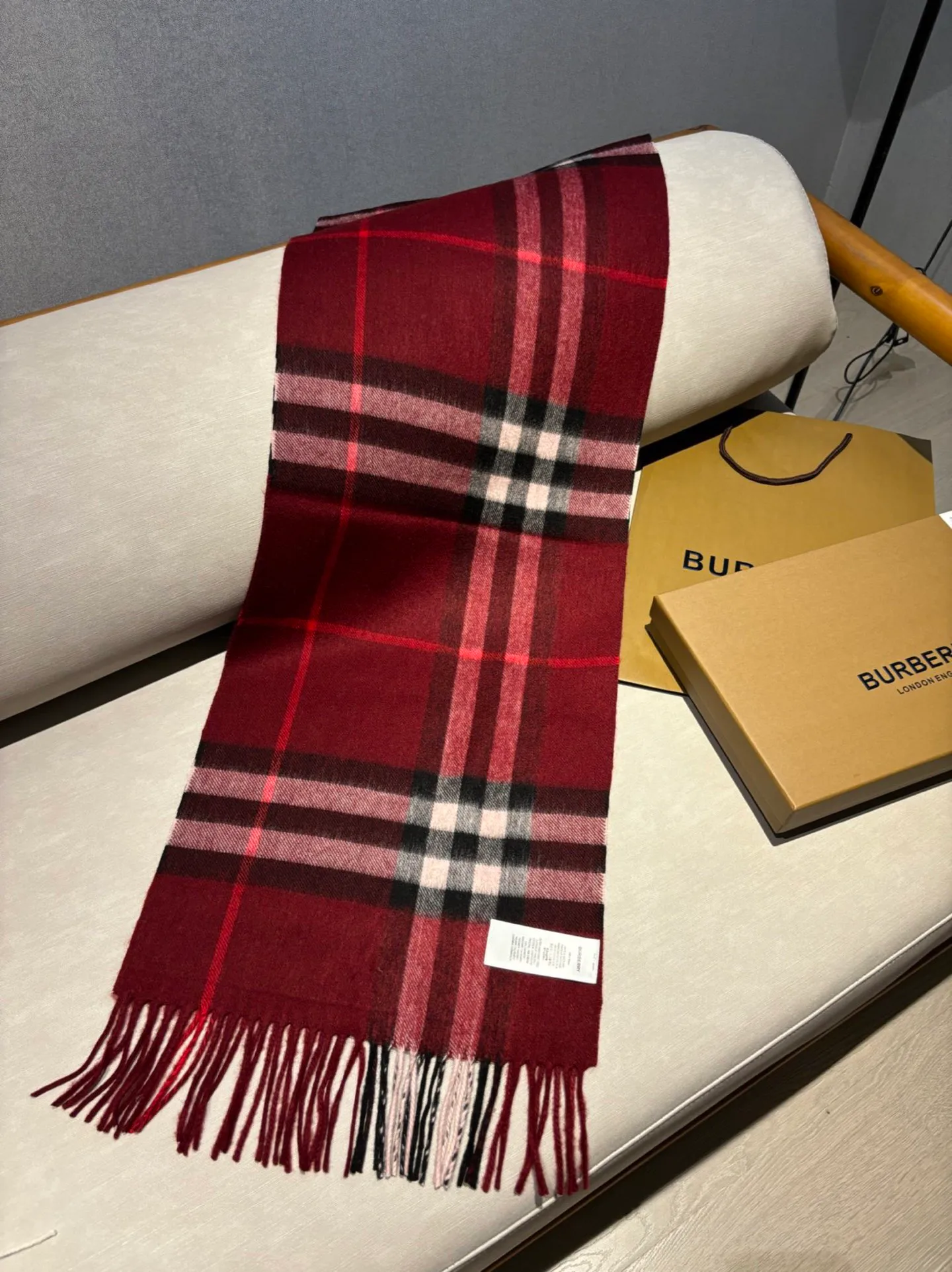 Шарфы Burberry 18507484