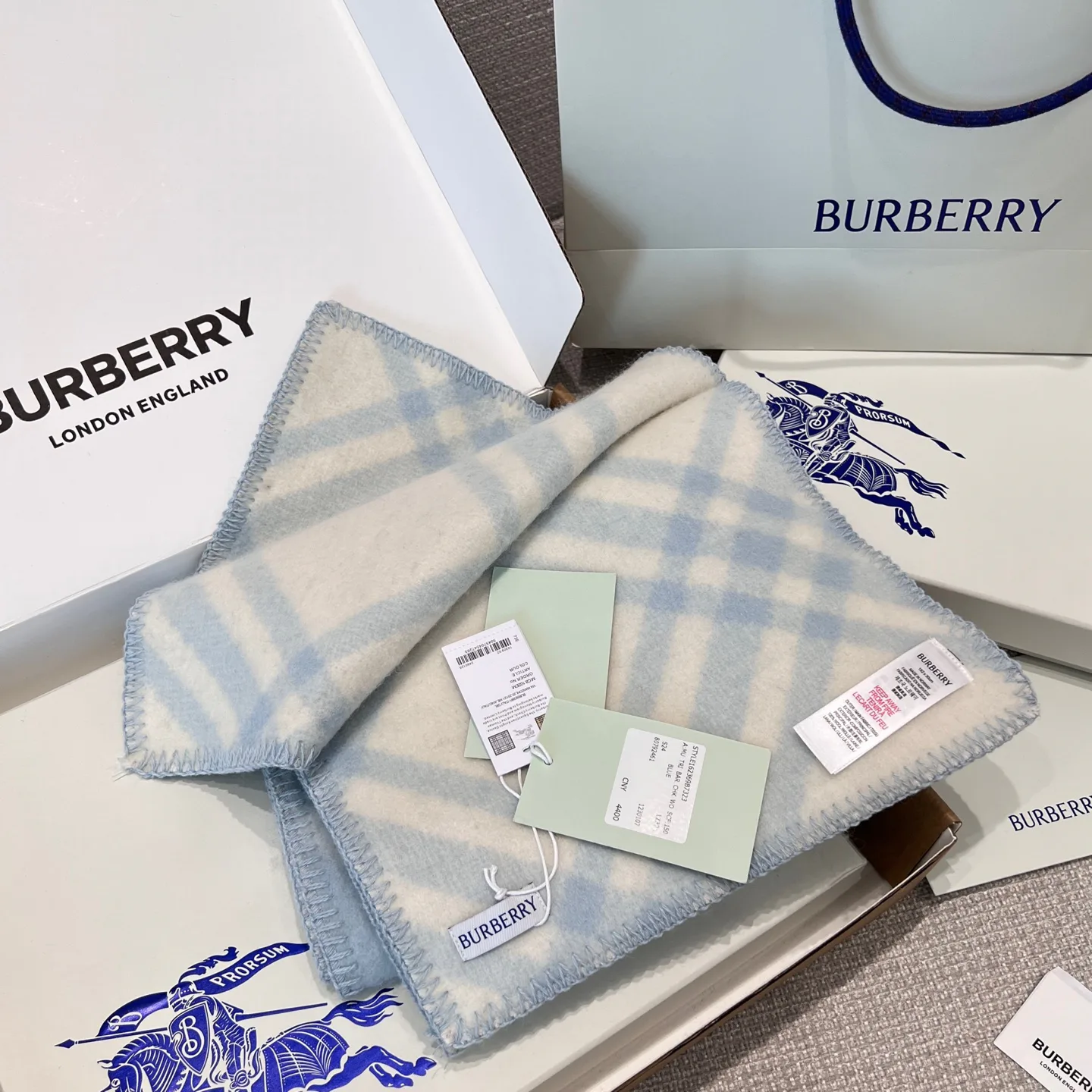 Шарфы Burberry 17945211