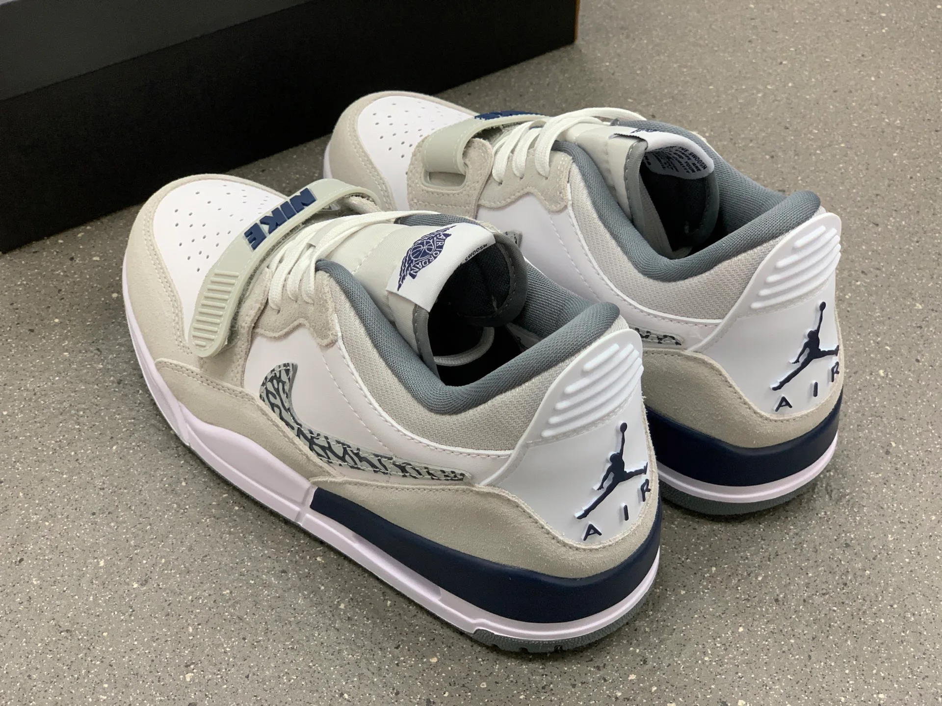 Кроссовки Женские Air Jordan 1261184