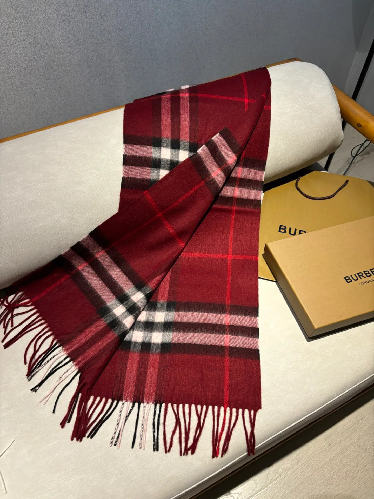 Шарфы Burberry 18507484