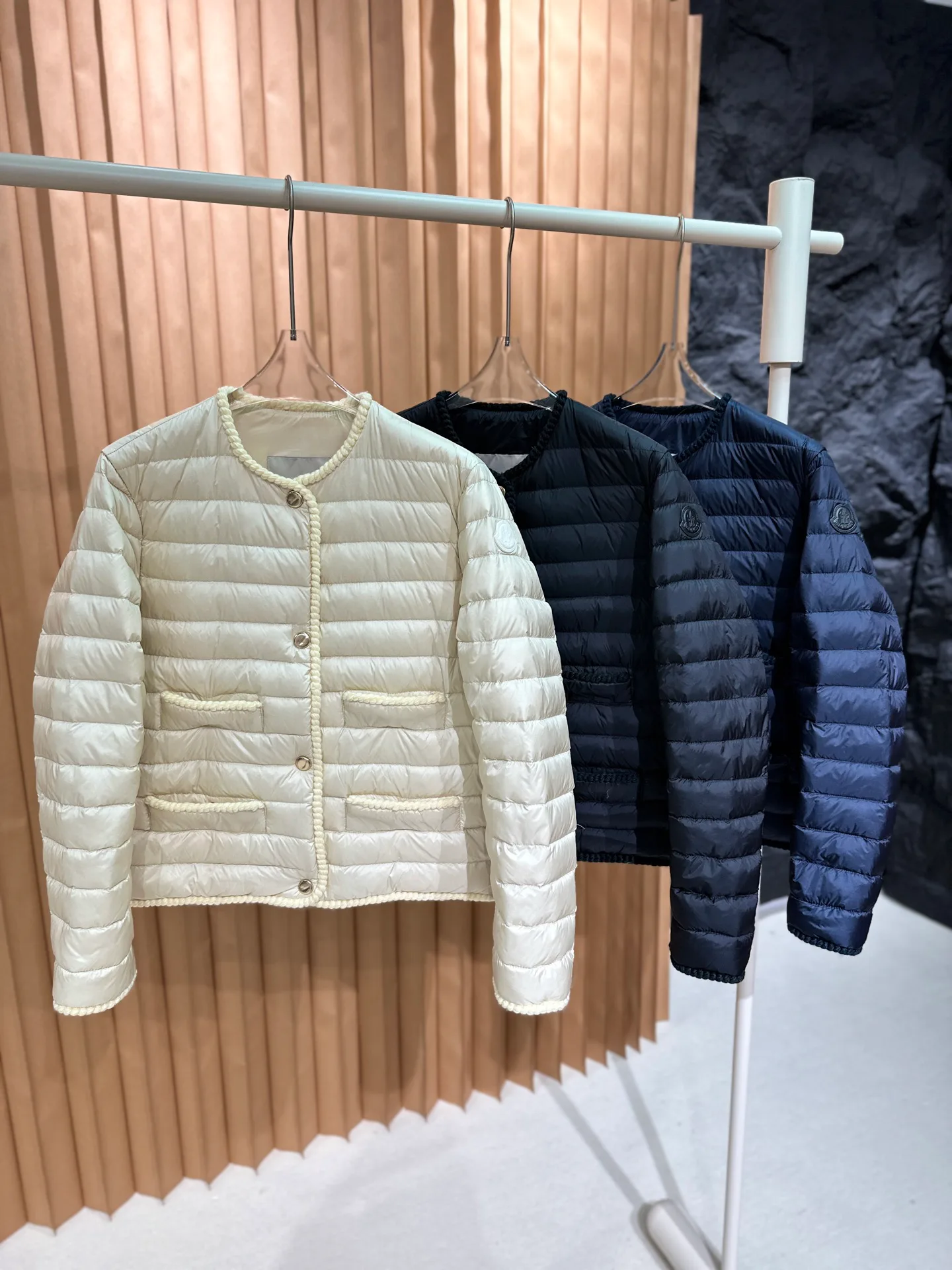 Куртки И Пуховики Женские Moncler 18710179