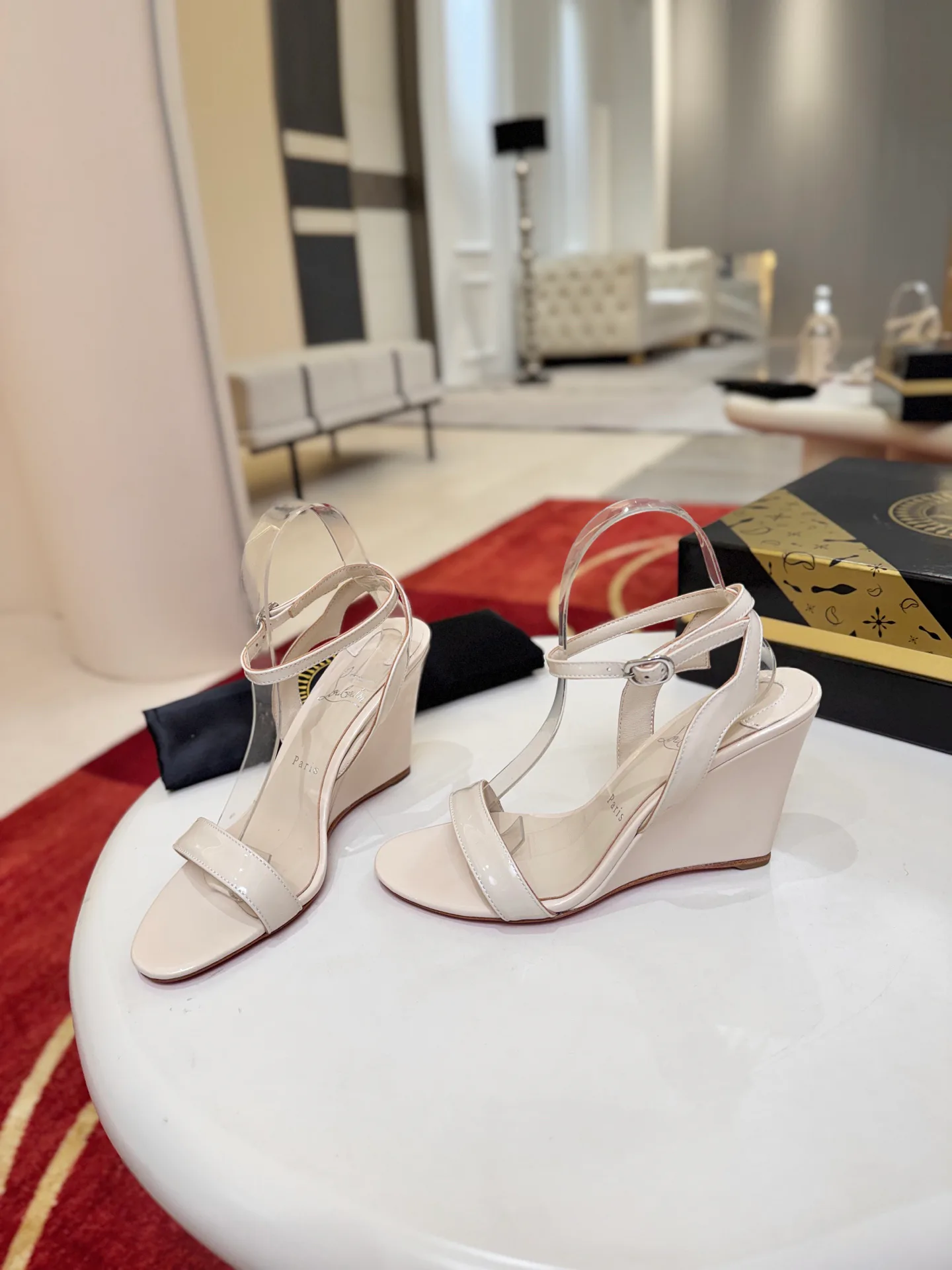 Босоножки Женские Christian Louboutin 18500925