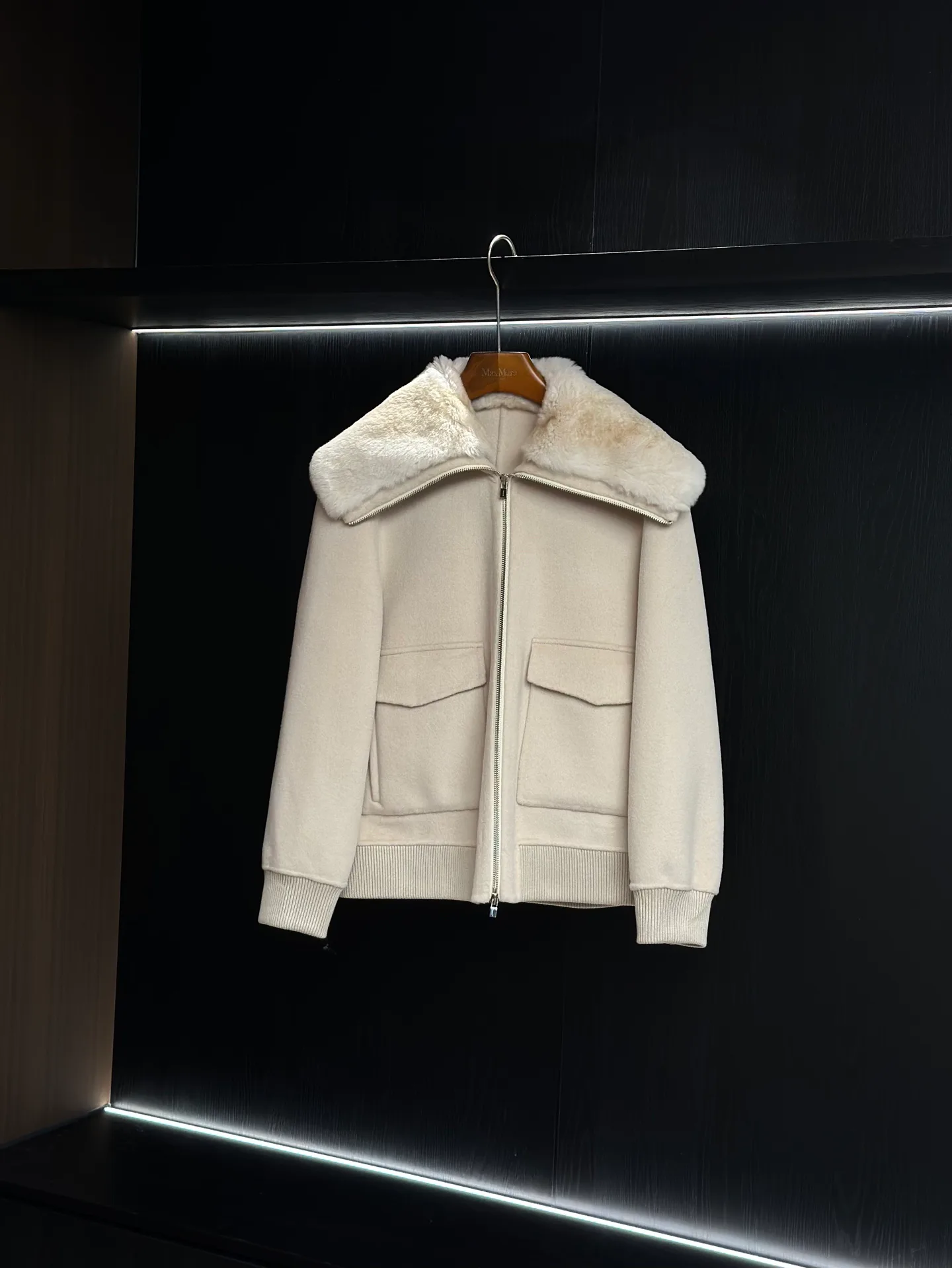 Куртки И Пуховики Женские Loro Piana 19438561