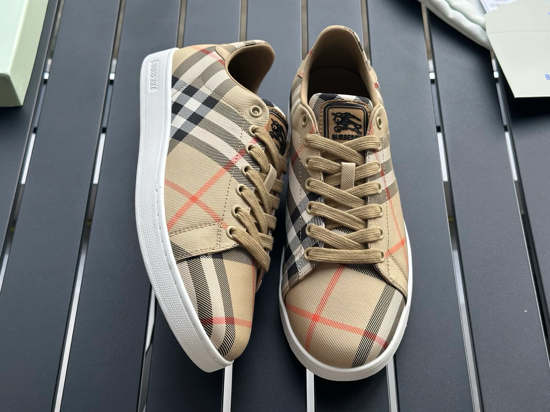 Кроссовки Женские Burberry 17420312