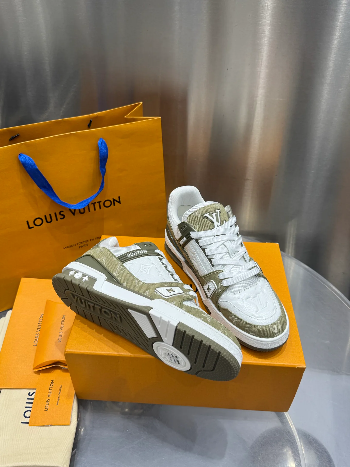 Кроссовки Женские Louis Vuitton 19073345