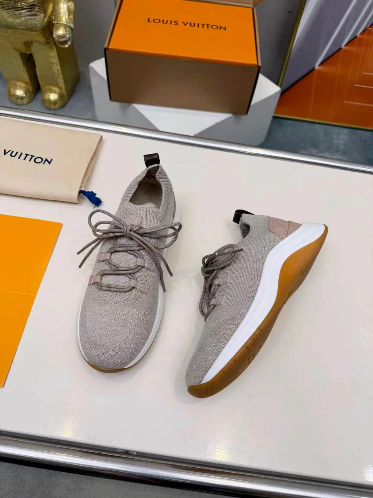 Кроссовки Женские Louis Vuitton 18908805