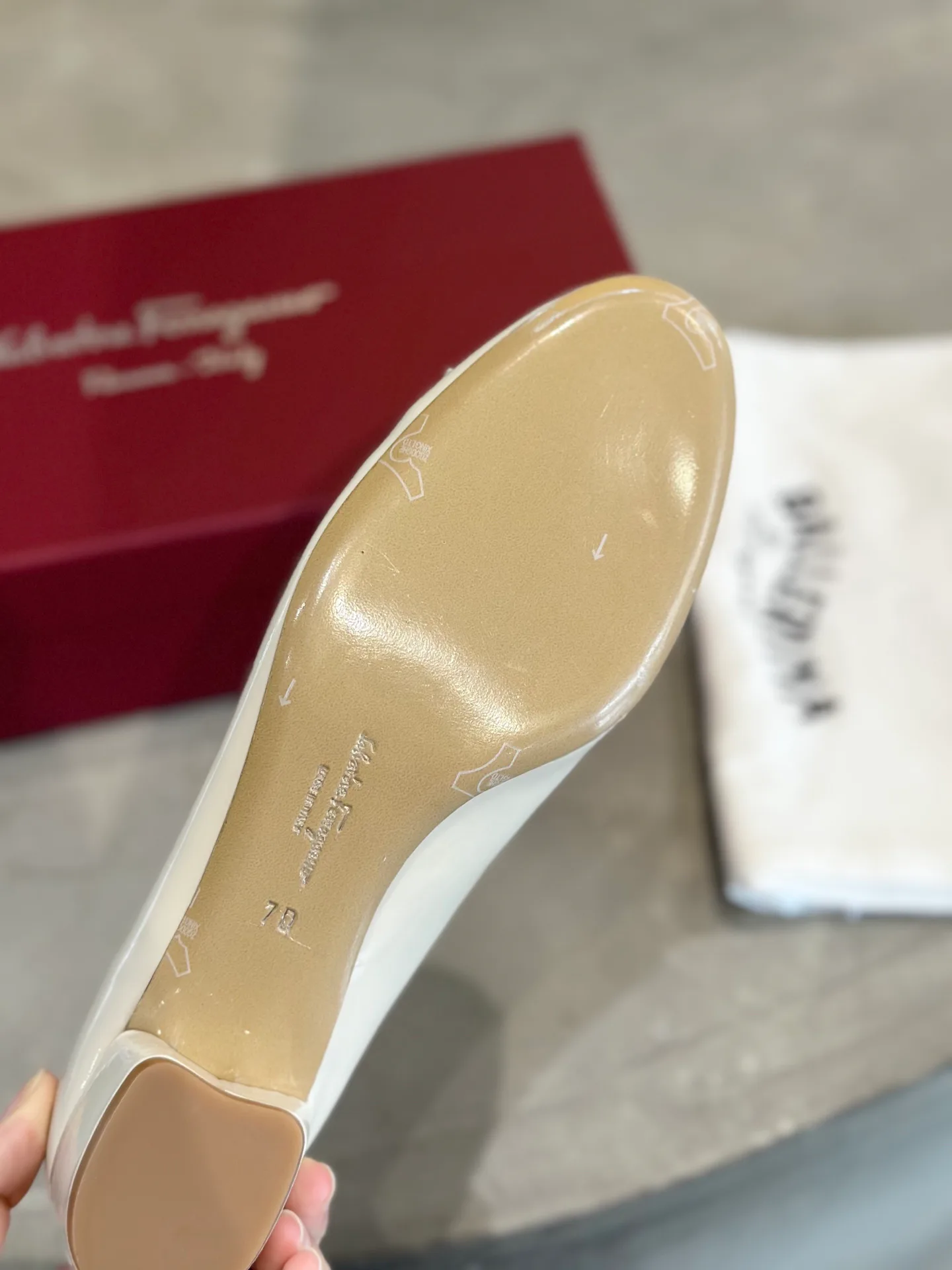 Туфли Женские Salvatore Ferragamo 18340703