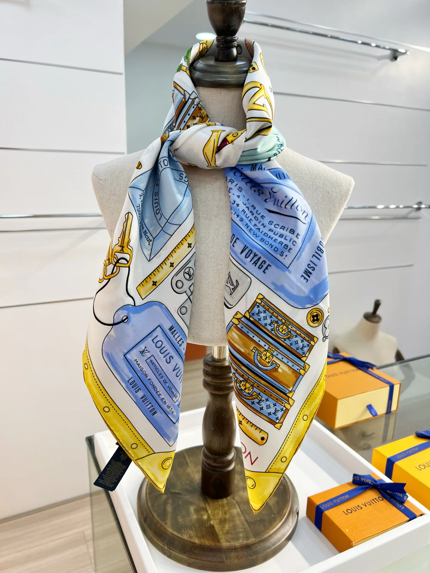 Платки Louis Vuitton 12737657