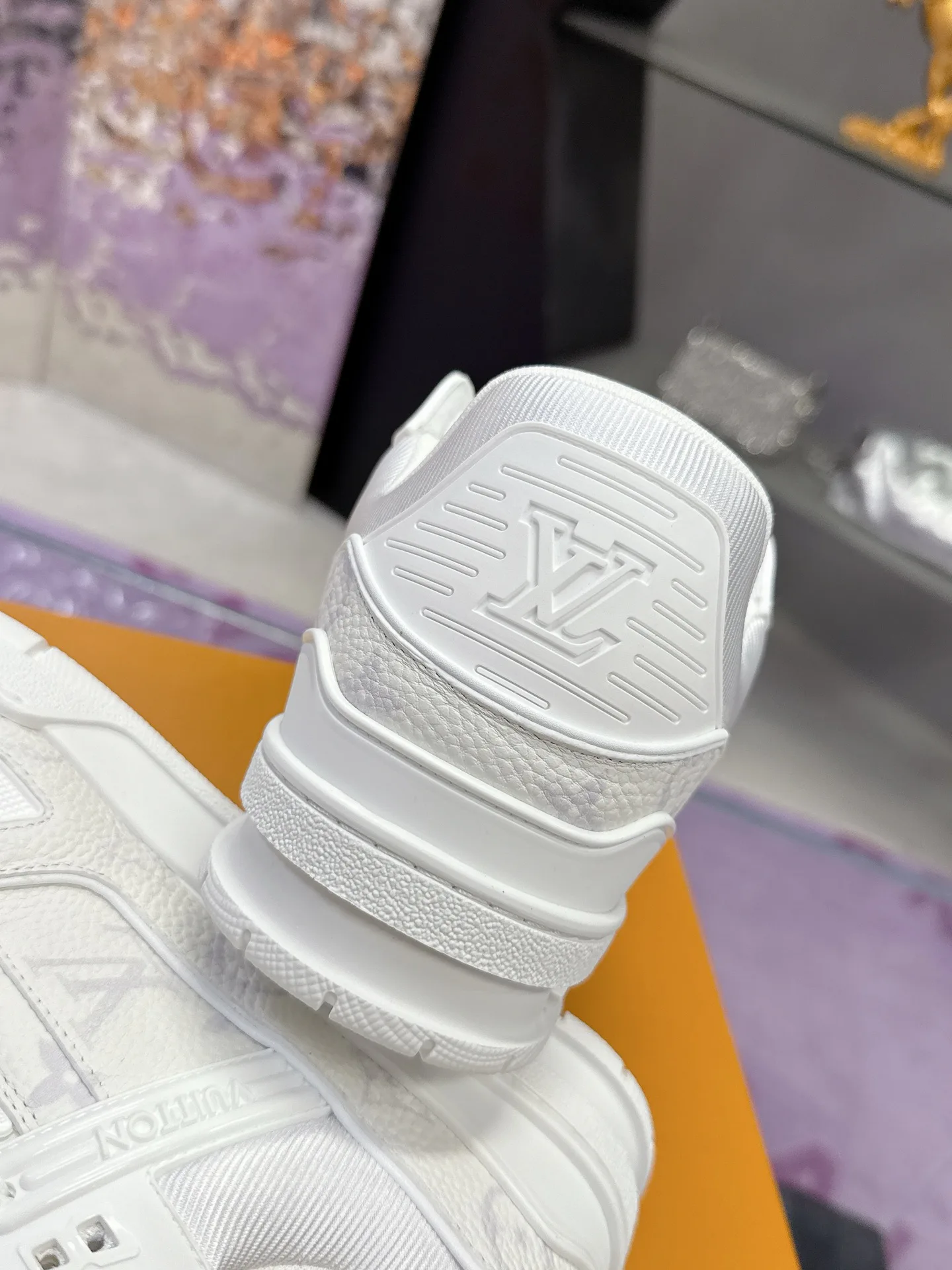Кроссовки Женские Louis Vuitton 18104020