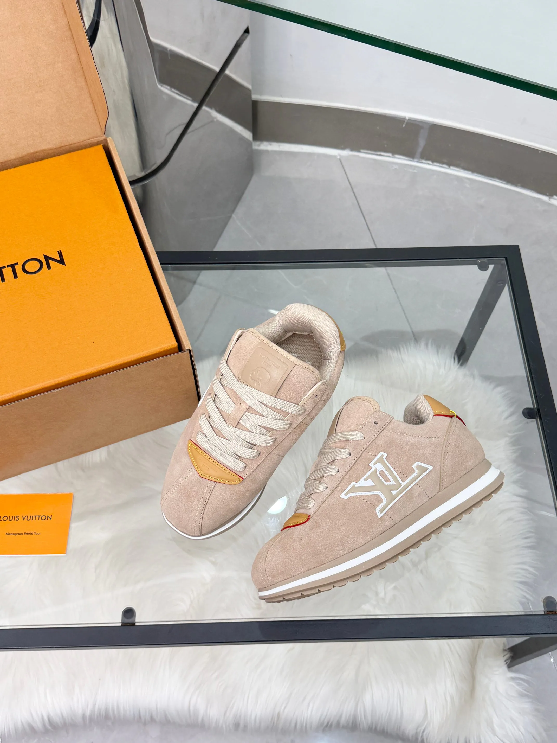 Кроссовки Женские Louis Vuitton 18417398
