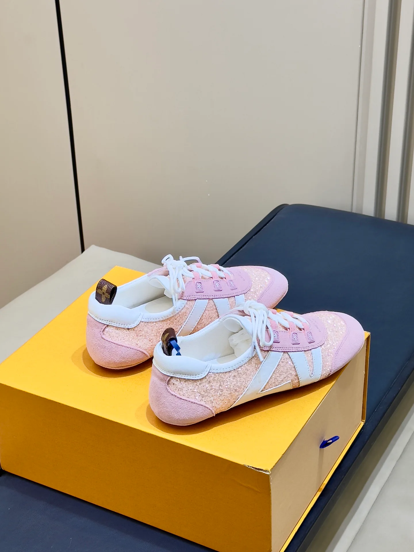 Кроссовки Женские Louis Vuitton 17480200