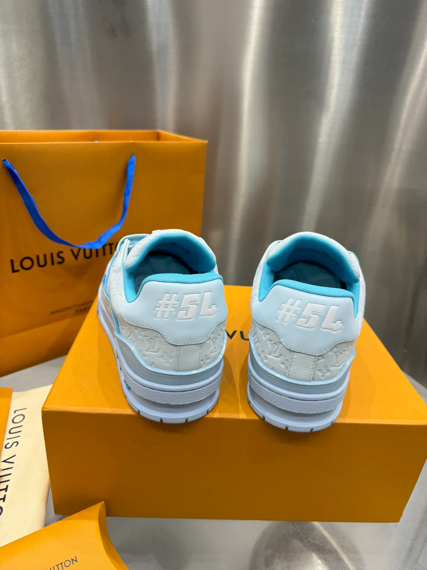 Кроссовки Женские Louis Vuitton 19073373