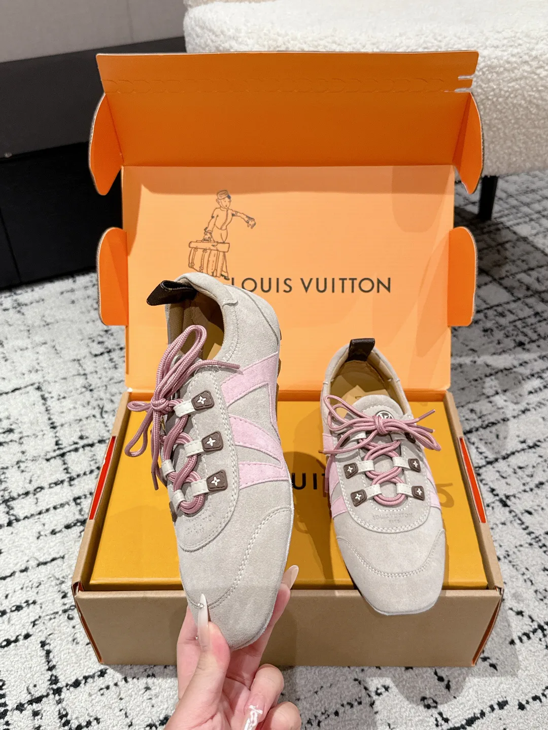 Кроссовки Женские Louis Vuitton 18409707