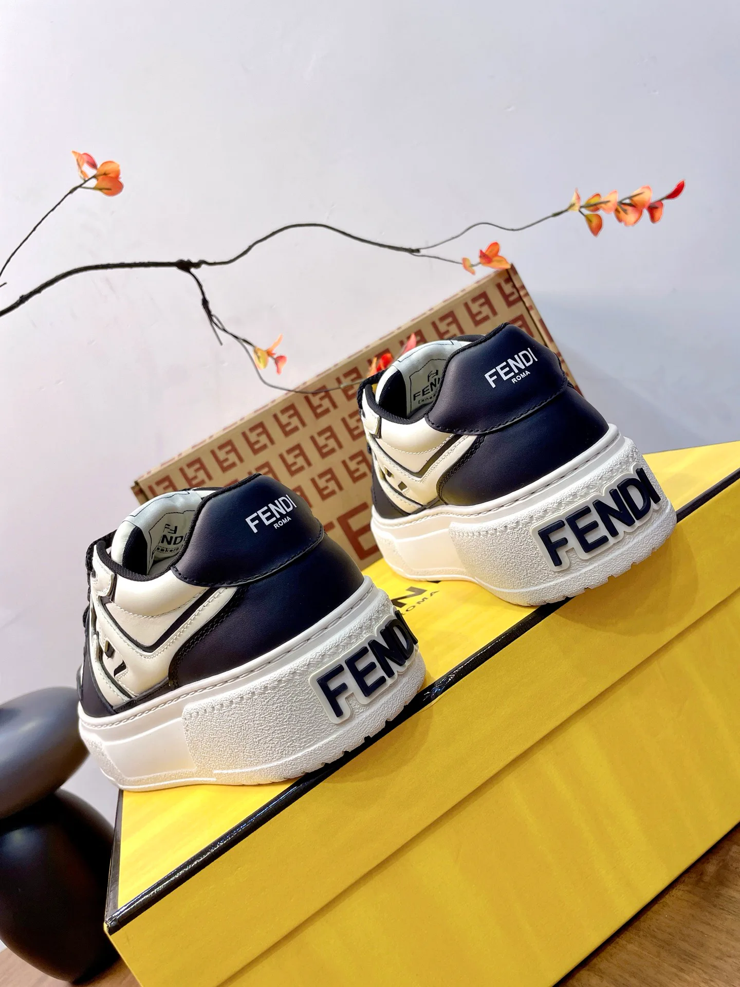 Кроссовки Женские Fendi 17957335