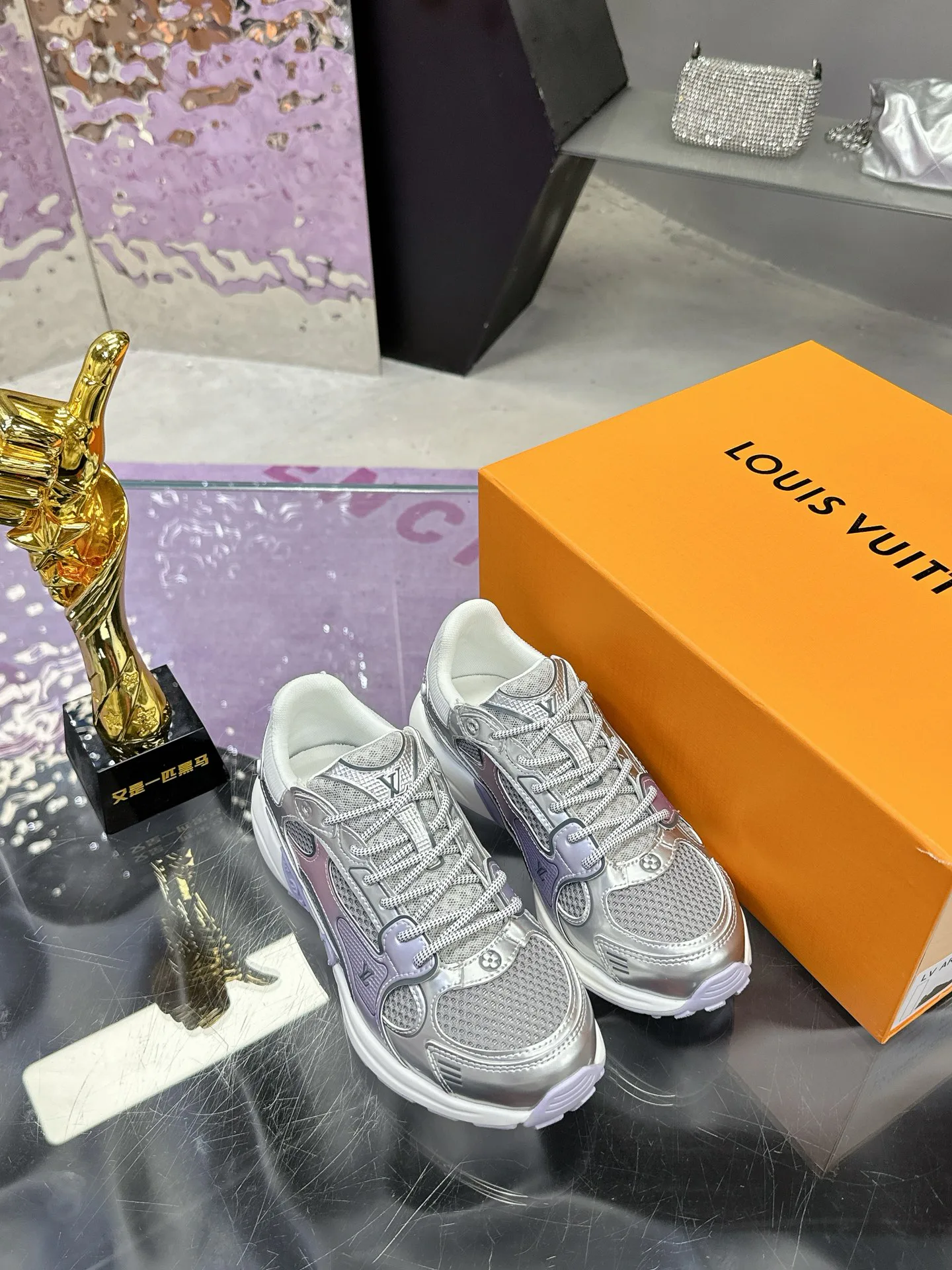 Кроссовки Женские Louis Vuitton 17530434