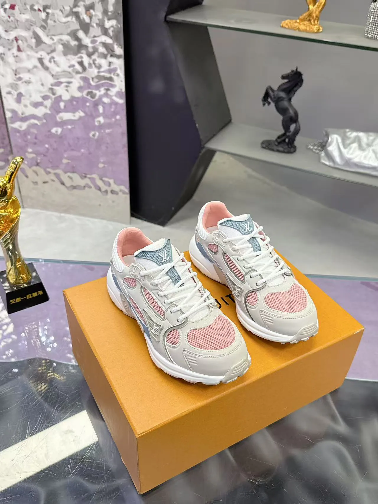 Кроссовки Женские Louis Vuitton 17530426