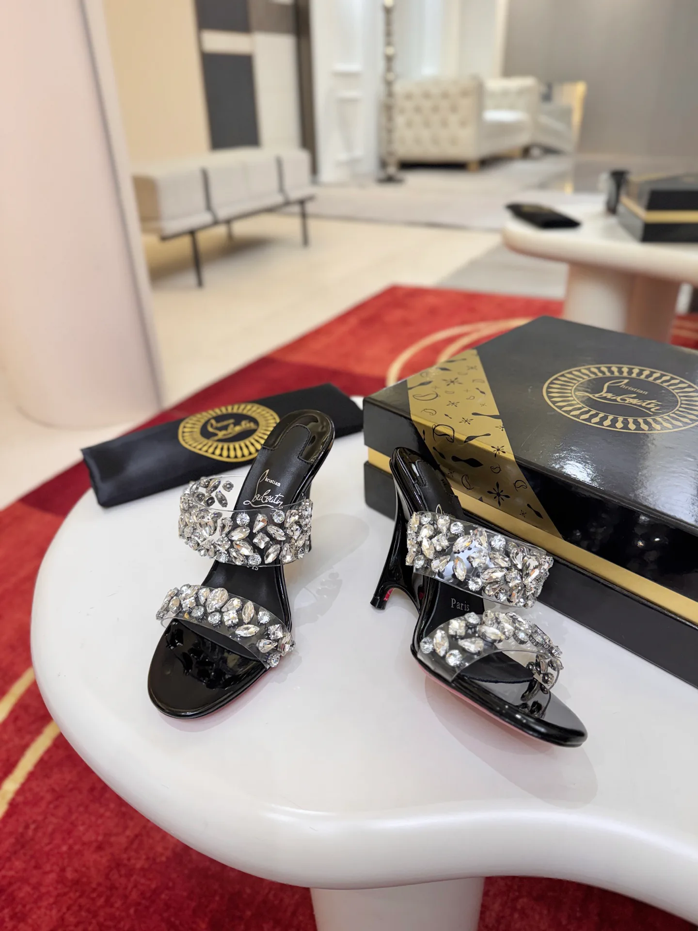 Босоножки Женские Christian Louboutin 18549160